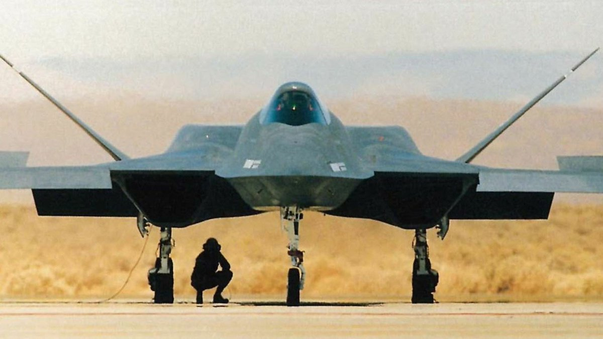 Amazing view of Northrop/McDonnell Douglas YF-23 'Grey Ghost' with