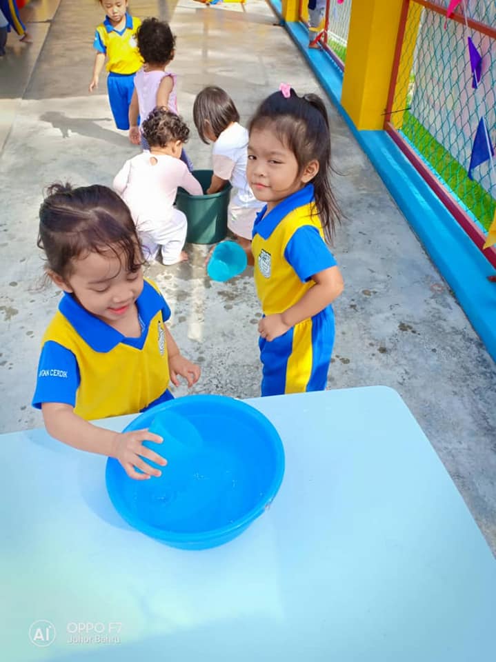 Menuang air ke dalam besen. Air... - Tadika Intan Cerdik