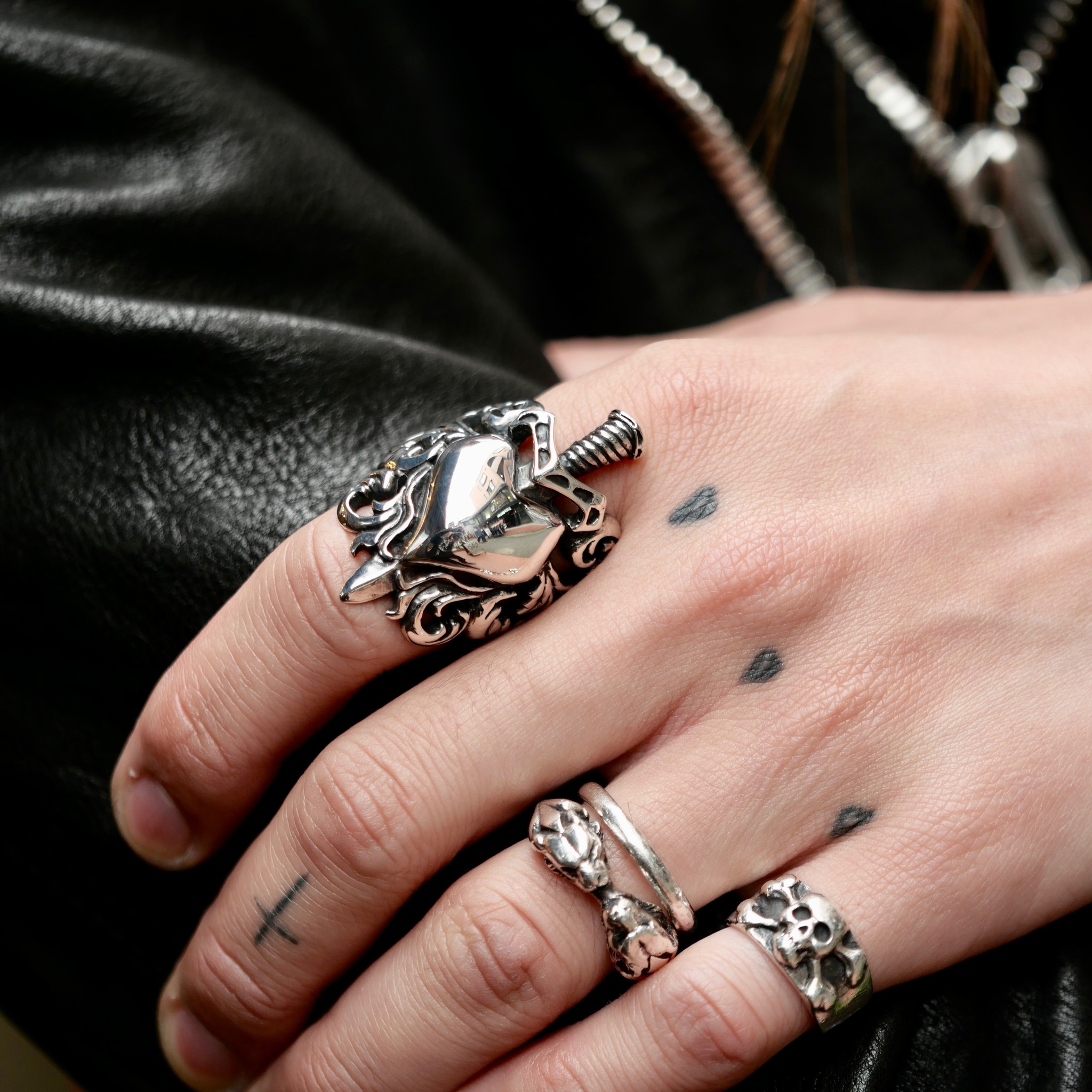CRAZY PIG/ ETERNITY BAND OF SKULLS RING