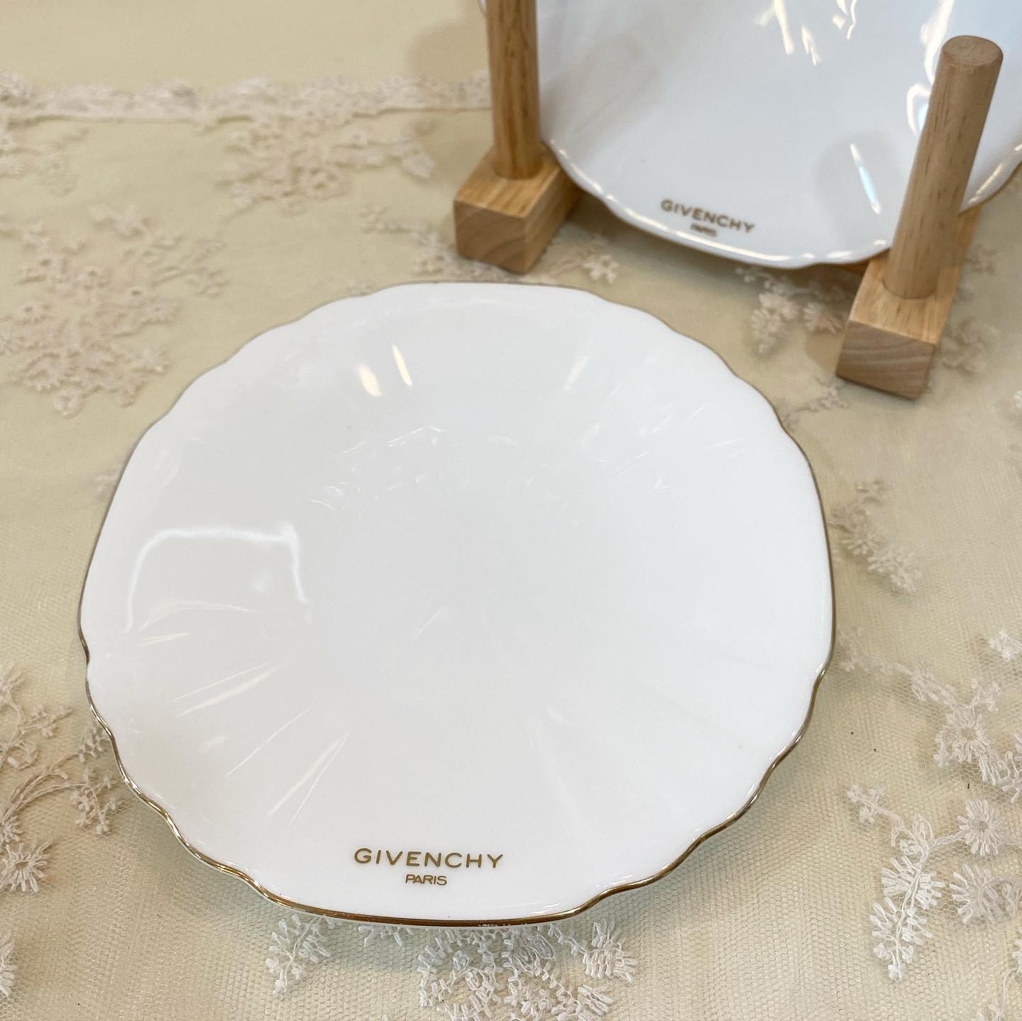 จานขนม Givenchy สีขาว เนื้อดีบาง... - On the Table story | Facebook