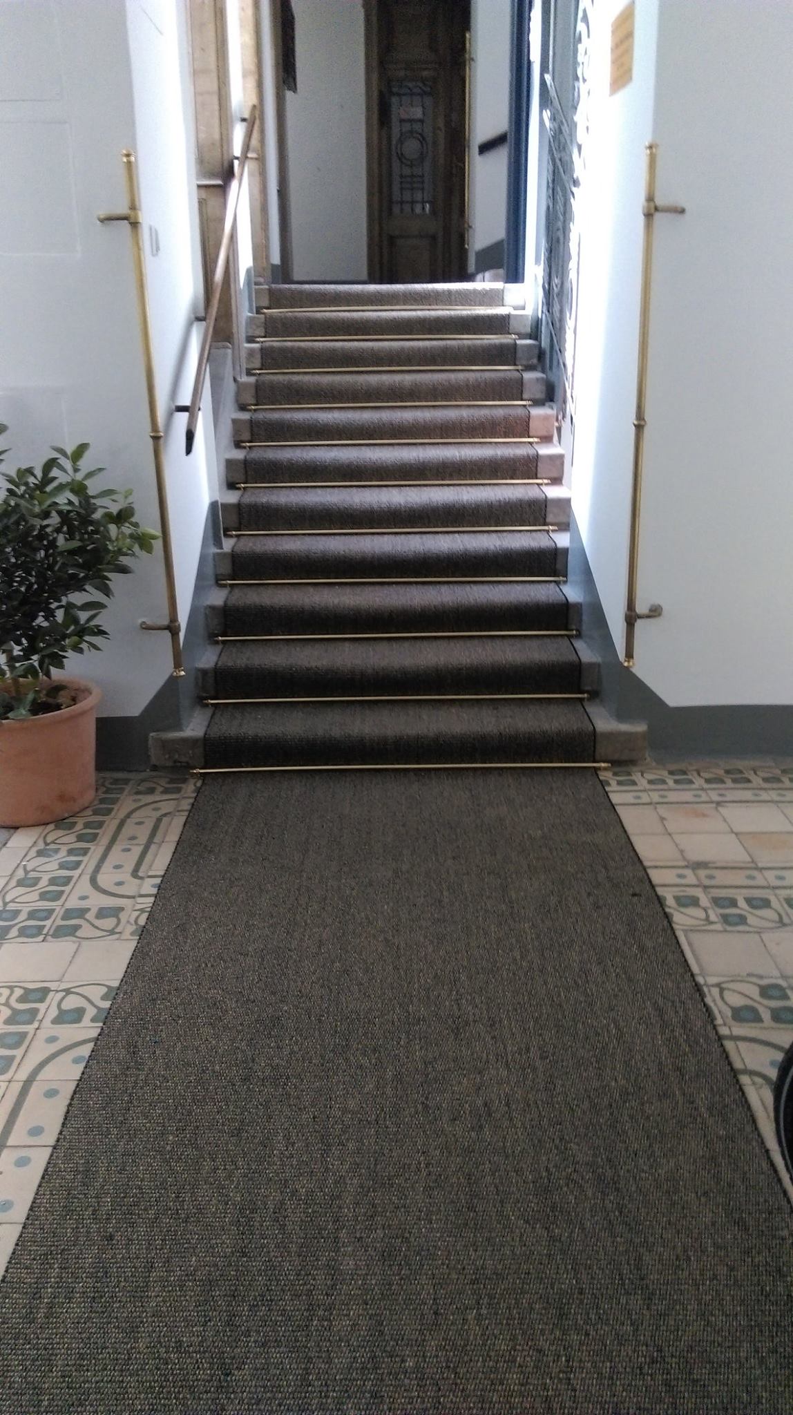 Einen Treppenlaufer Mit Neuen Boden Wand Textilien Hgmbh