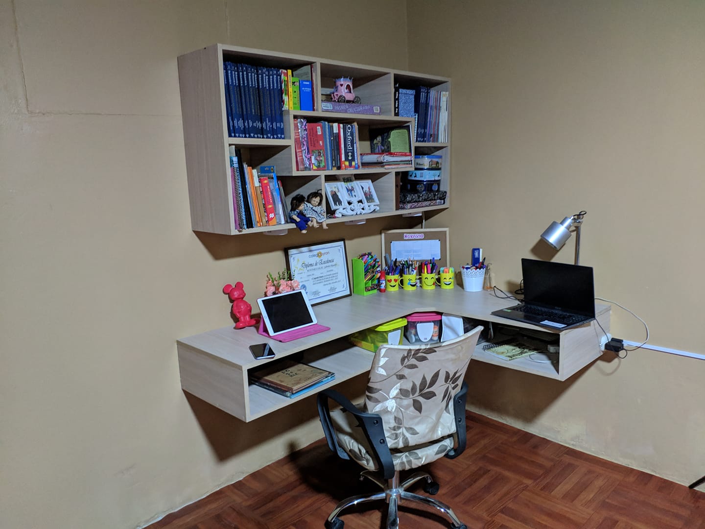 Biser - Escritorio y estante flotante color arena 💯.... | Facebook