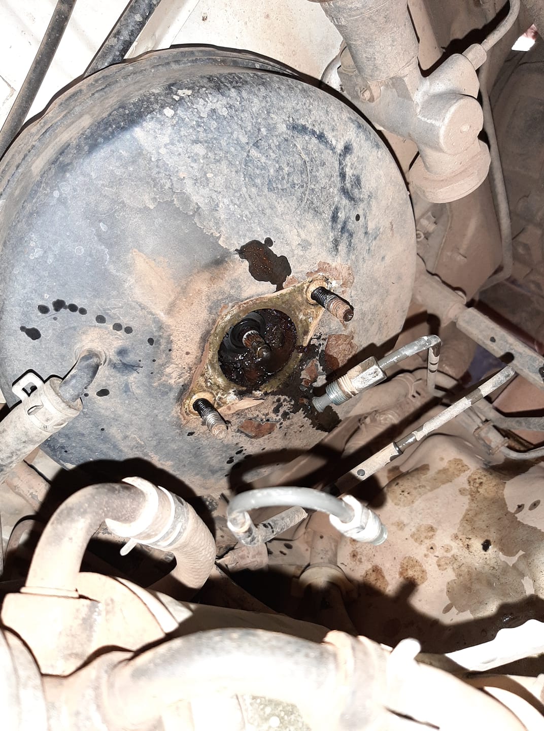 Autoteknick - Brake master cylinder leaking fluid into...