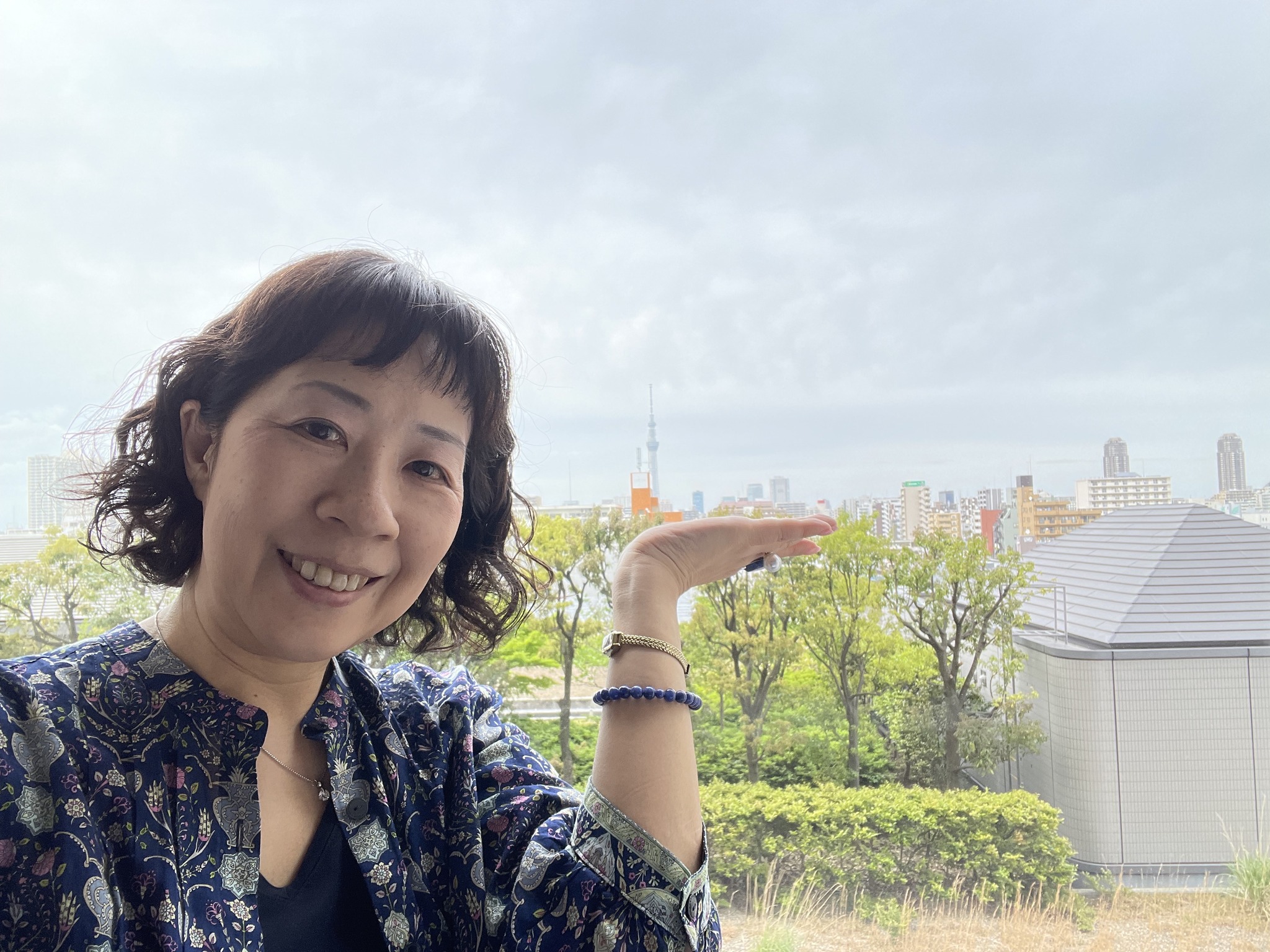本日ご紹介するシルクロードクラブは、シャツ襟裾ヘム脇下がり七分袖 