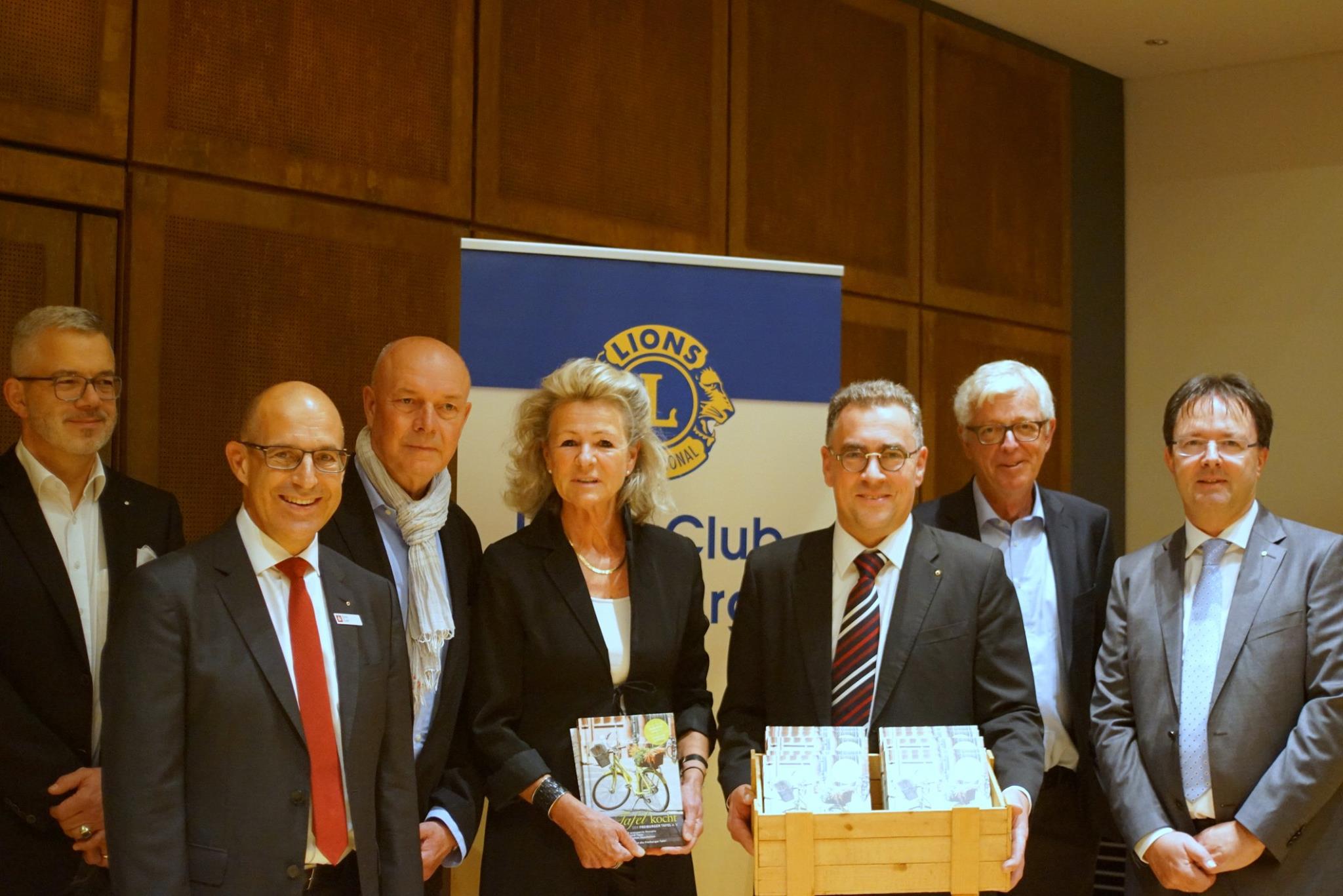 P S Personen Auf Dem Foto Von Links Freiburger Tafel Facebook