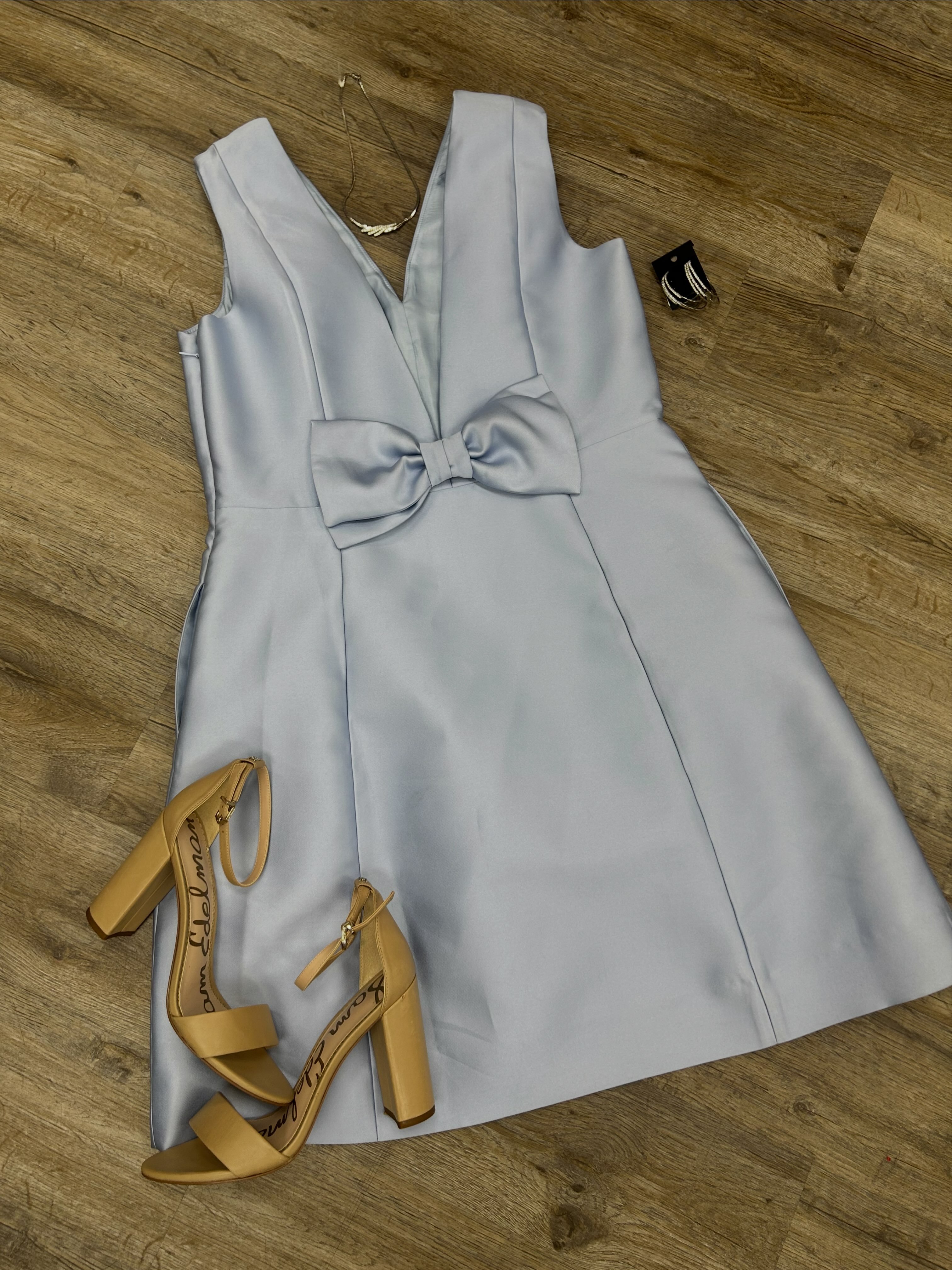 Cinderella vibes✨💙 Kate spade dress size 14 $80— Sam Elderman heel size 9 $22— Necklace $20- Rhinestone hoops $12 #homecoming#dress
