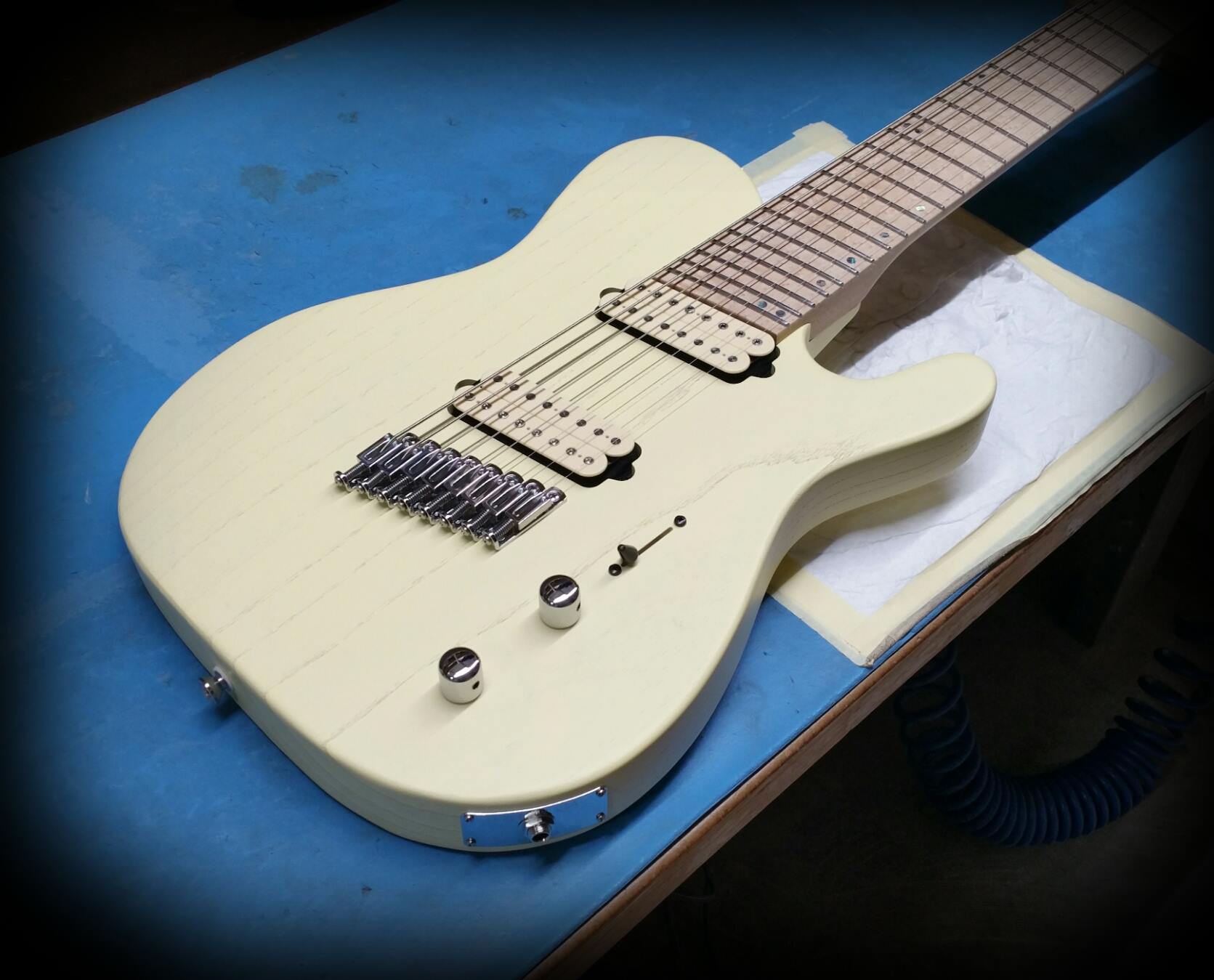 Kiesel - SM8 (Solo Multiscale) in vintage creme over ash body in a