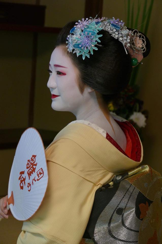 舞妓　長襦袢　引きづり BRAVO - 季節を少し先取る柄をまとうのが粋とされる芸舞妓さんのお