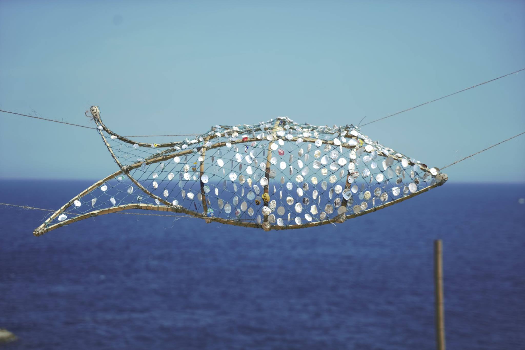 【藝術駐館】環境藝術創作第三期 黛比 Debbie Fish 的《展鱗飛翔School of Scales》飛上天了！一起來數數黛比總共做了幾 ...