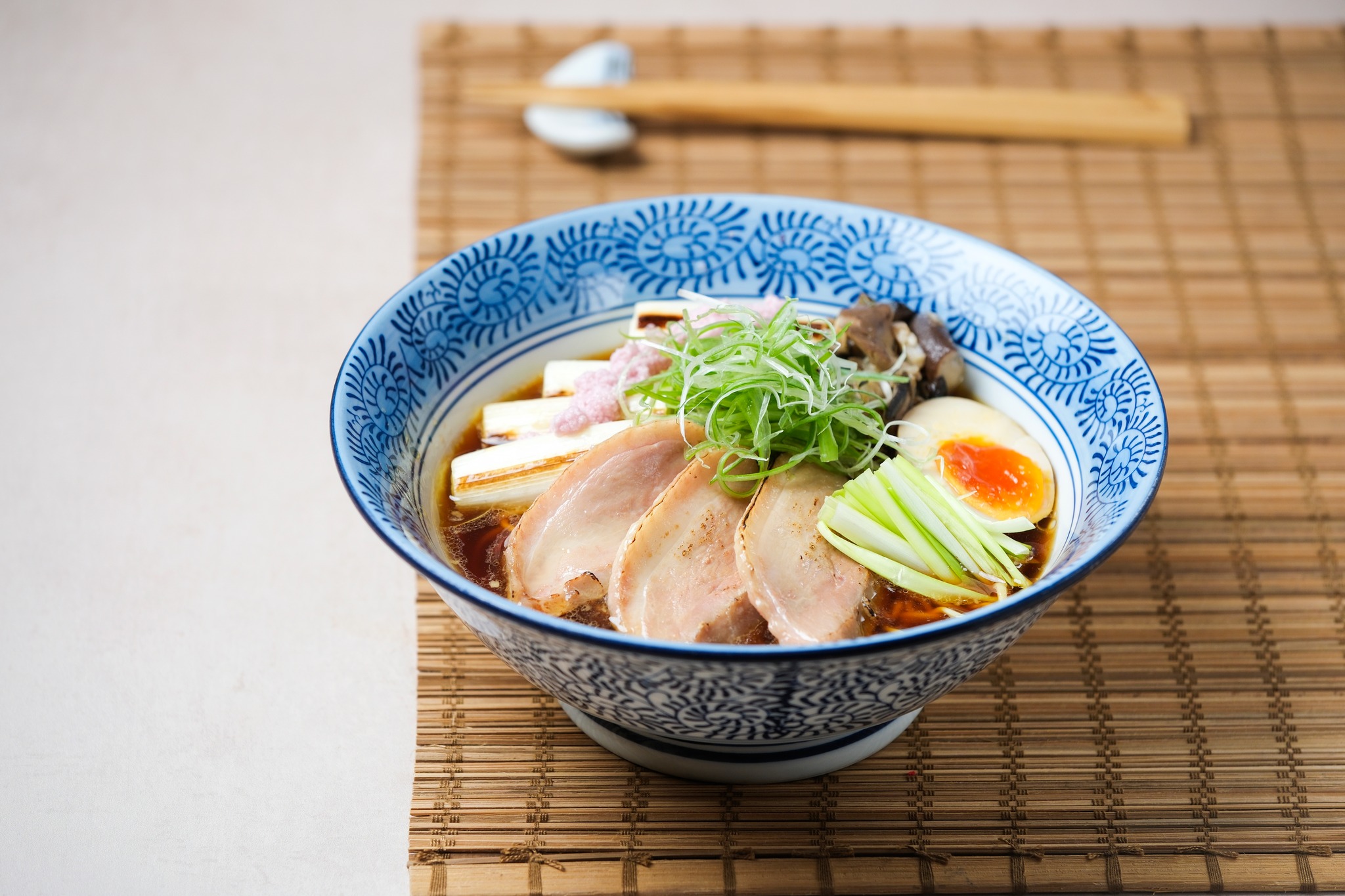 新・麺舎shinmensha - 「很營」拉麵 - 燒鴨胸肉．炒雜菌．韮王．醬油雞清湯...