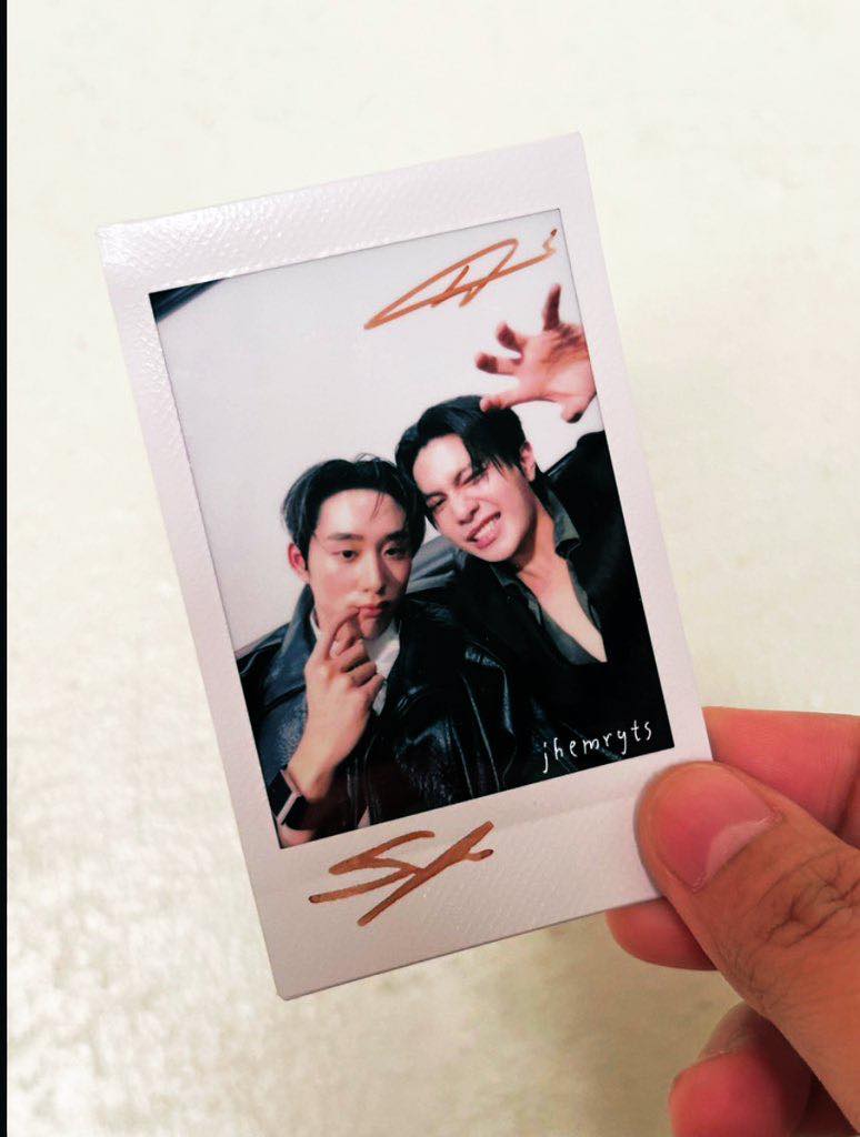 Unexpected. I won the signed polaroid of WilliamEst. 🥹