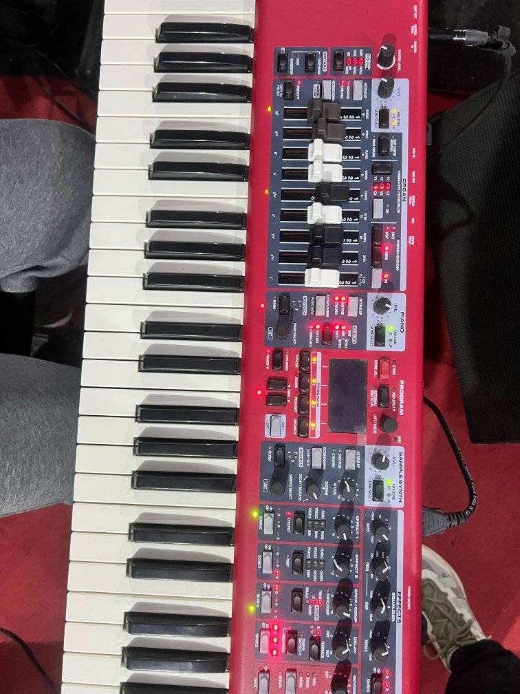 Nord keyboard repair issues with LCD display and broken key