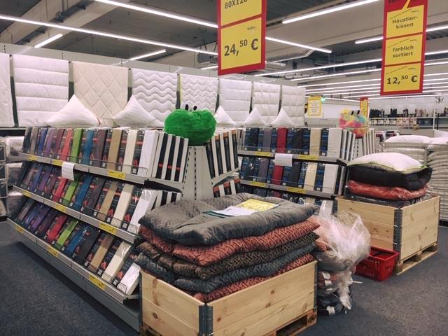 Die Regale in unserer neuen Filiale in Wesel füllen sich langsam mit Ware. Bei der Eröffnung am 27.12.18 könnt Ihr das Ergebnis selbst bestaunen, wir freuen uns schon auf Euern Besuch 😉