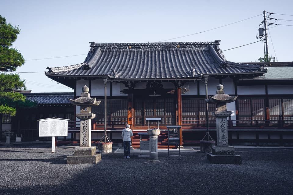 佛行者 - 【四國遍路行】清晨的第75番善通寺（弘法大師的誕生地），別有一番寧靜舒適的感覺😊...