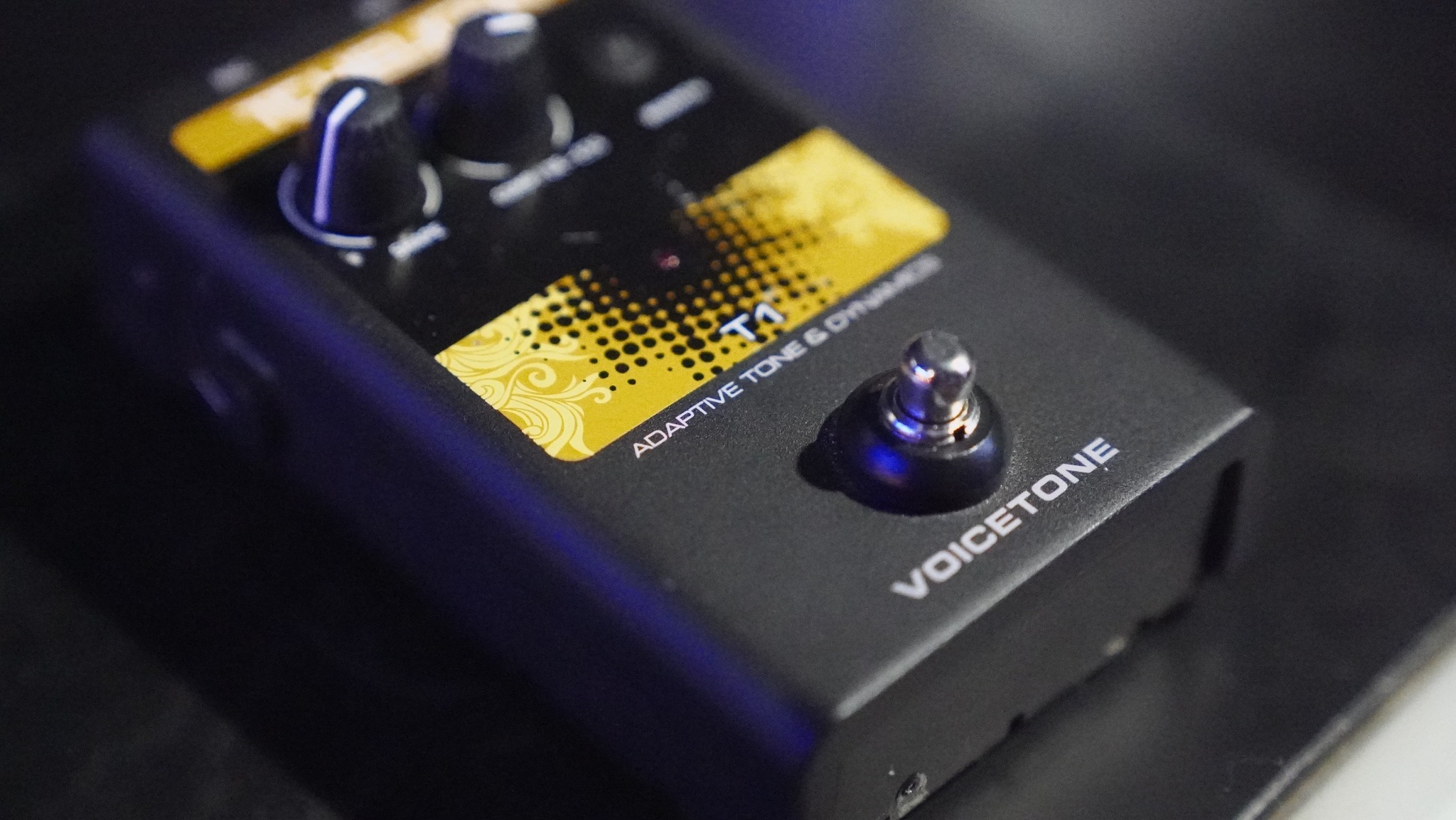 TC Helicon VOICETONE T1 Single-Button Stompbox for Studio Mastered ...