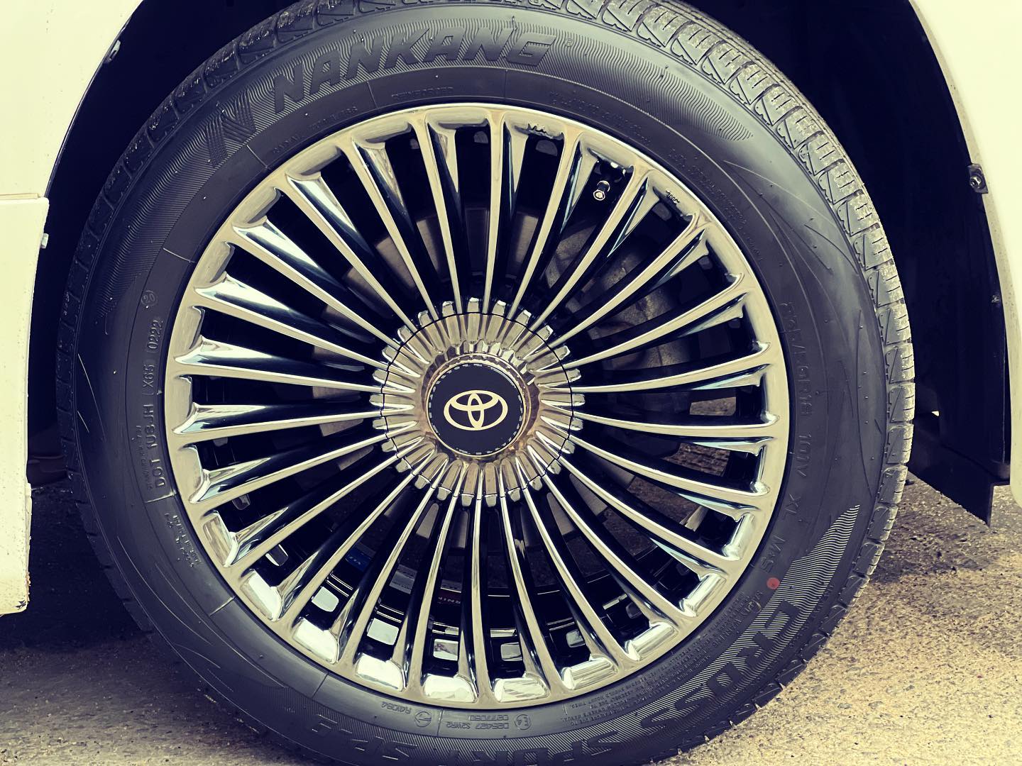 Vellfire upgrades with 18 inch VLF... - Exclusive Wheels