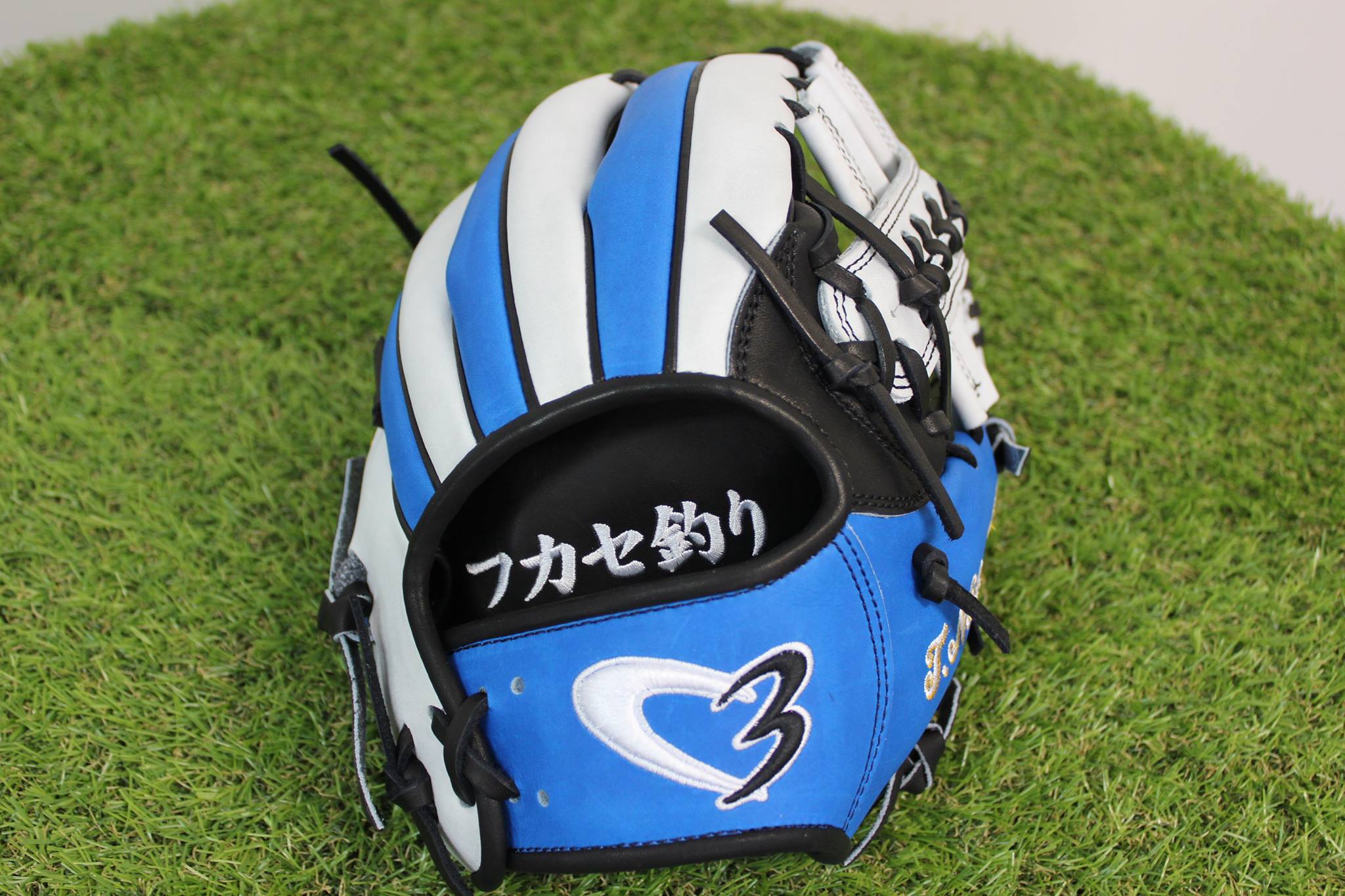 こんにちは。 硬式オーダーグローブの紹介です。 沖縄電力 硬式野球部 