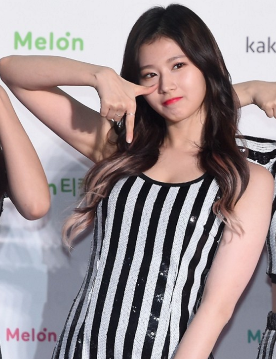 PIC] 161119 SANA at 2016 MelOn Music Awards Red Carpet❤2 #사나 #サナ