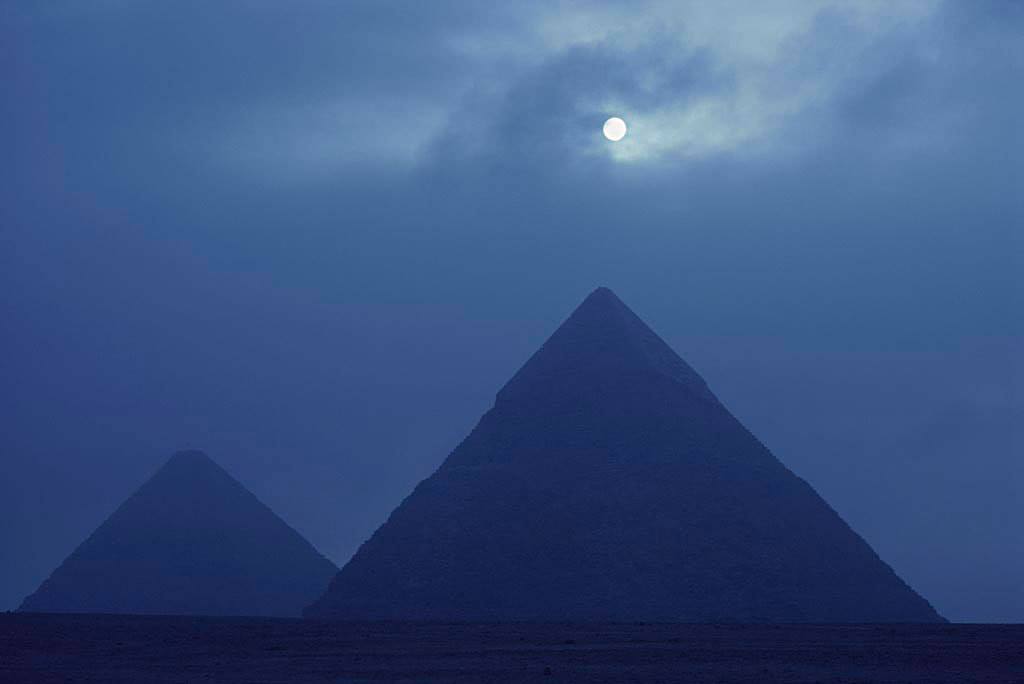 Archaeology & Civilizations | Full moon over the Pyramids of Giza ...
