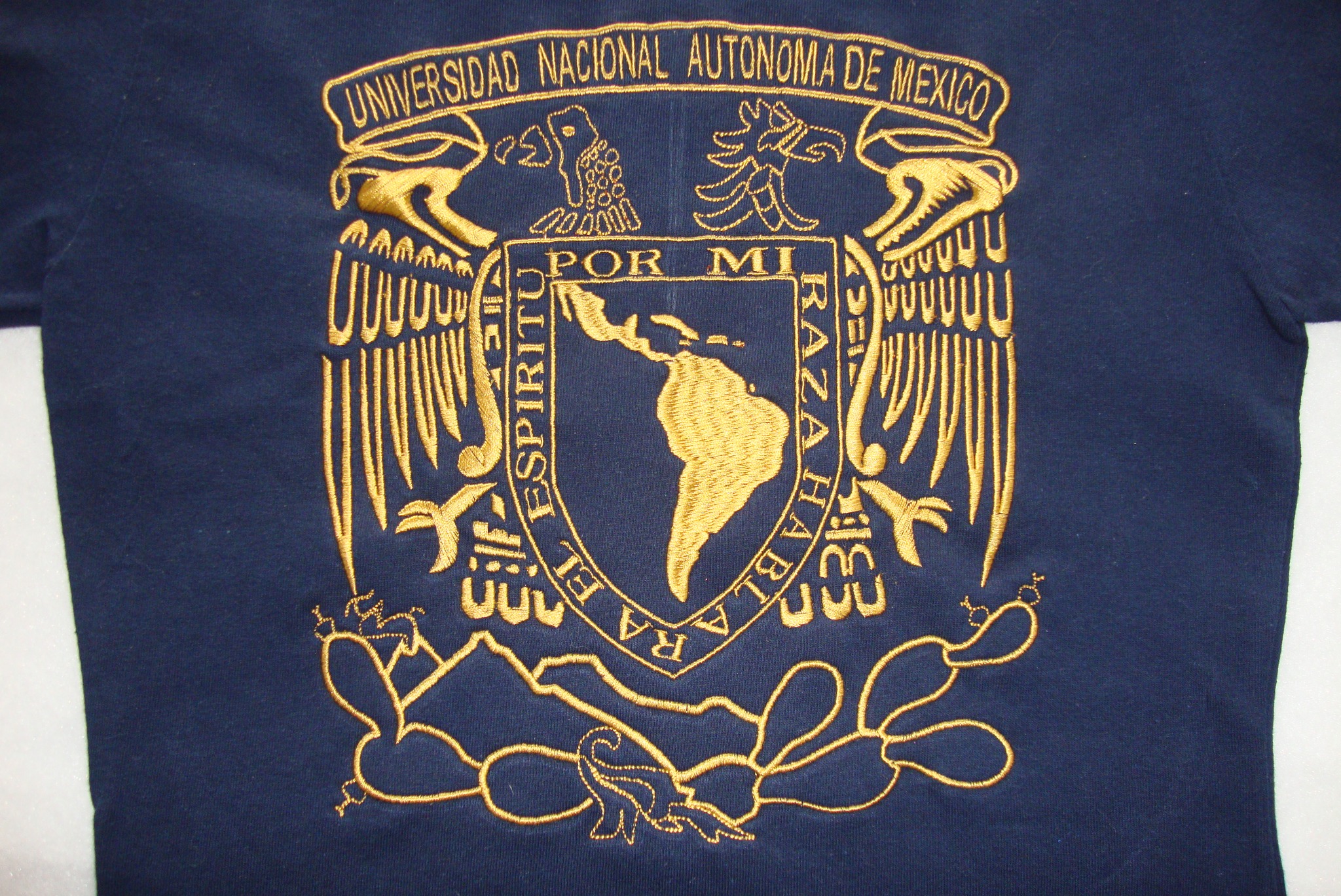 Bordados - Playera bordada con escudo de la UNAM.🤓🤓...