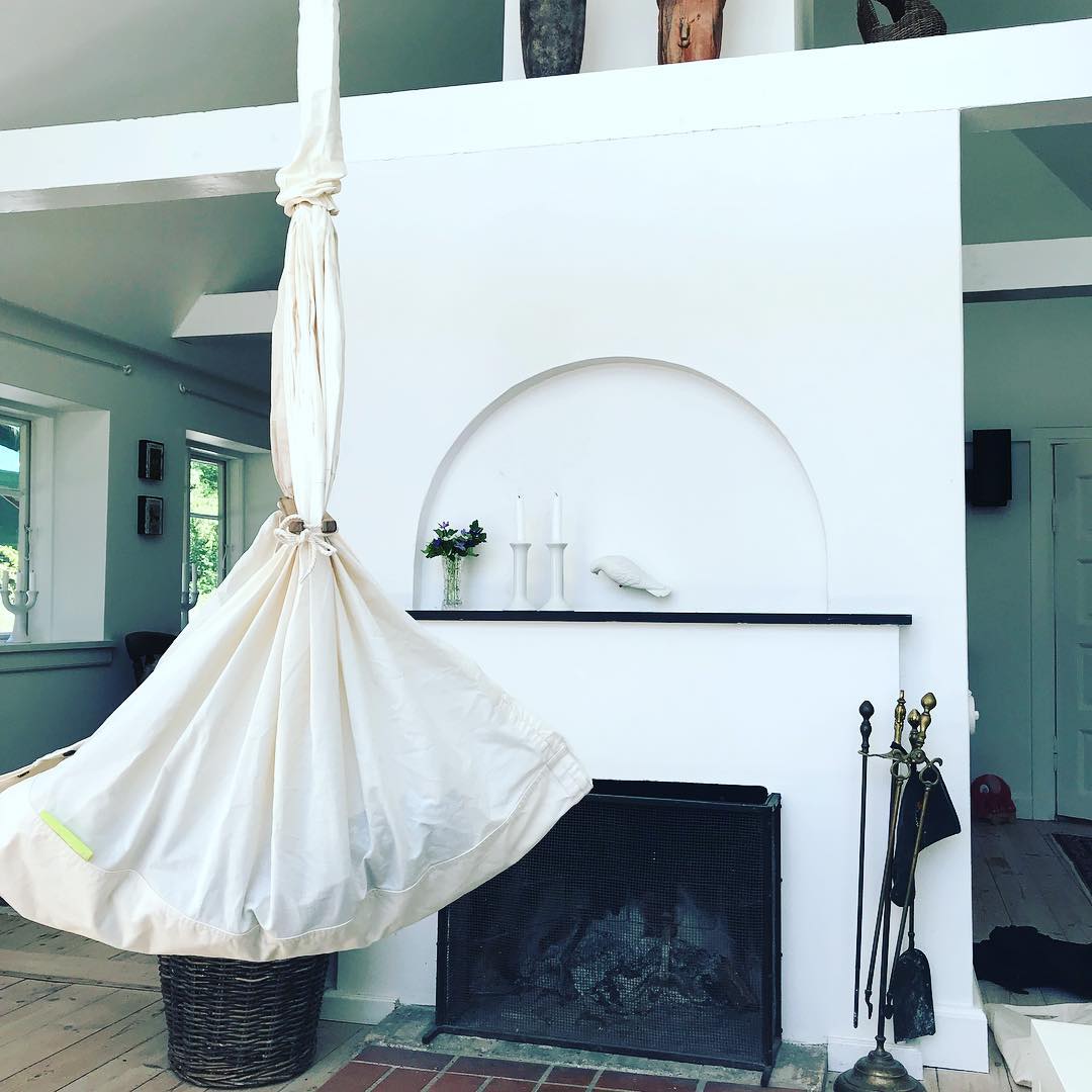 Manipani Hamac Suspendu Pour Bebe Nonomo En Coton Bio Accroche Ici A La Poutre Apparente De La Maison Grace A Sa Pince D Attache Facile Pour Encadrements De Portes Ou Poutres