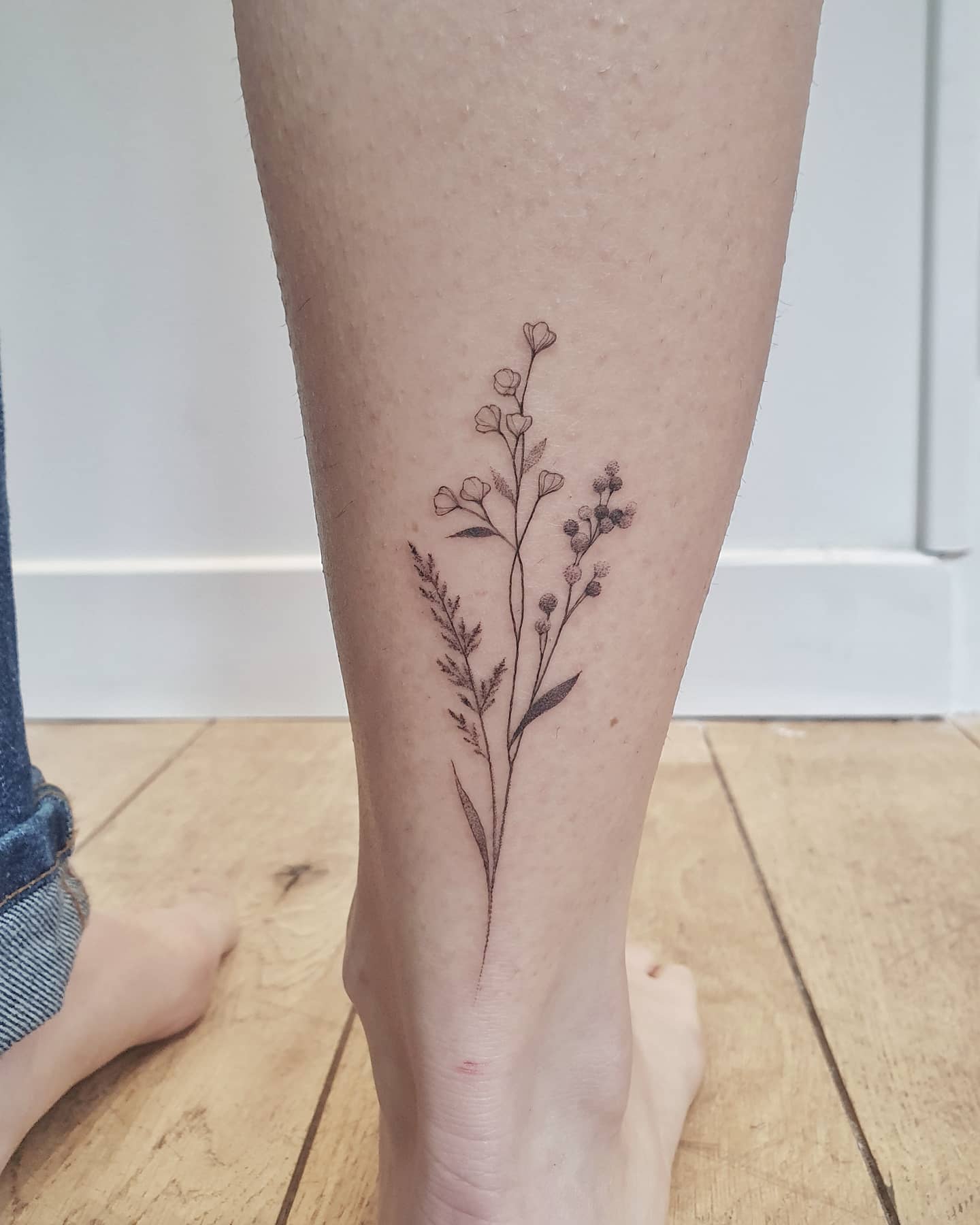 Tatouage Bouquet De Fleur Minimaliste