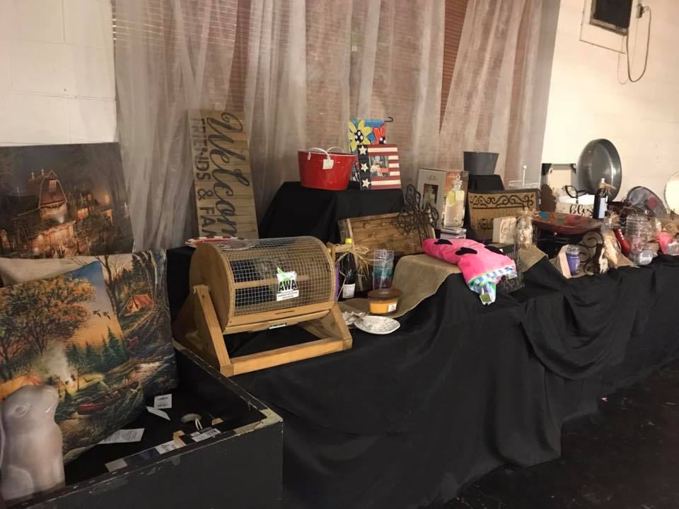 The women’s raffle table... - Arkansas Waterfowl Association