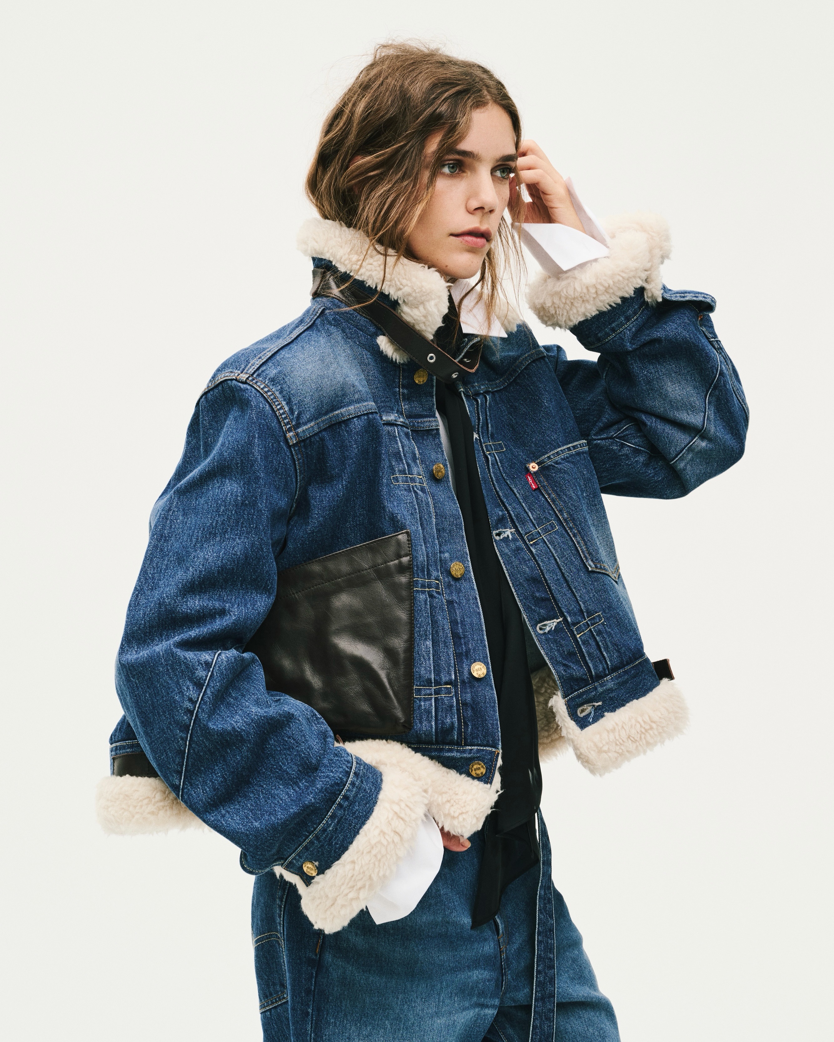 Levi's x sacaiofficial retorna com novas leituras do denim. As