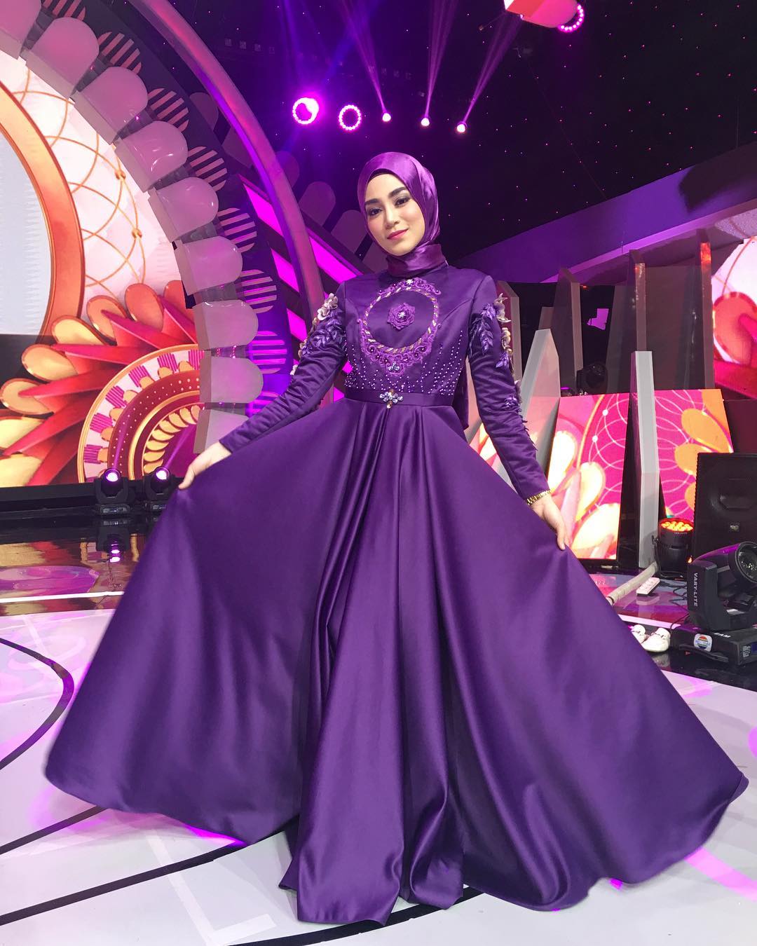 Uyaina Arshad Indahnya Dunia Jika Dilihat Dari Kacamata Facebook