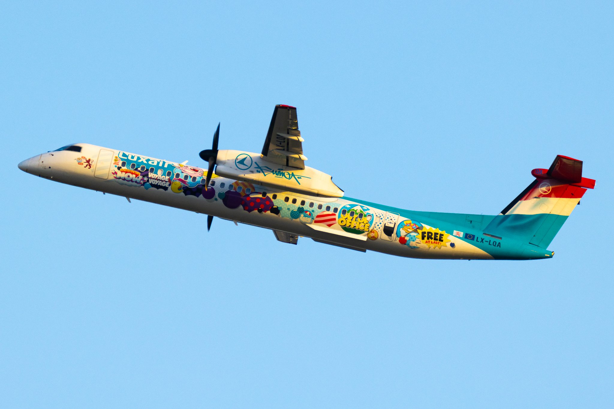 HEREIAM 吸水速乾／LIVERY LUX LEG2.0 Luxair's DHC8-402 LX-LQA with Sumo artworks livery