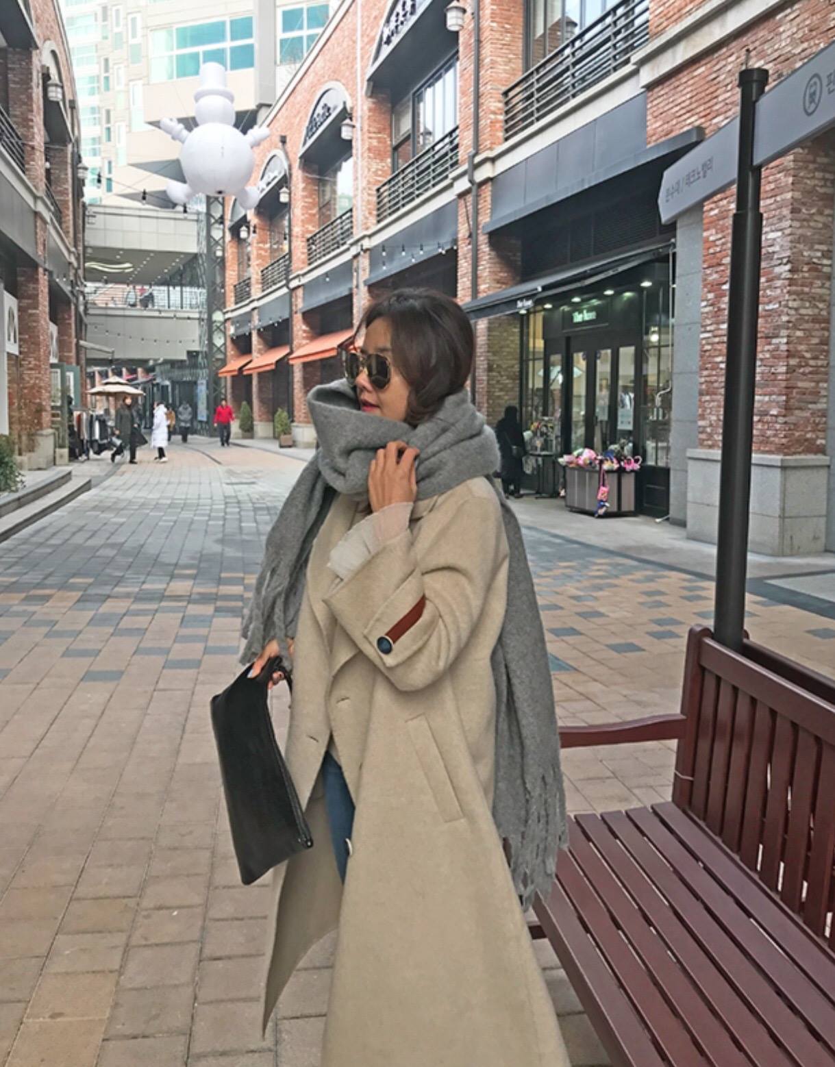 오씨다-ocda - 캐시미어 혼방의 더블브레스트로 살짝 에이라인으로 떨어지는 핏감의 코트입니다 소매라인과... | Facebook