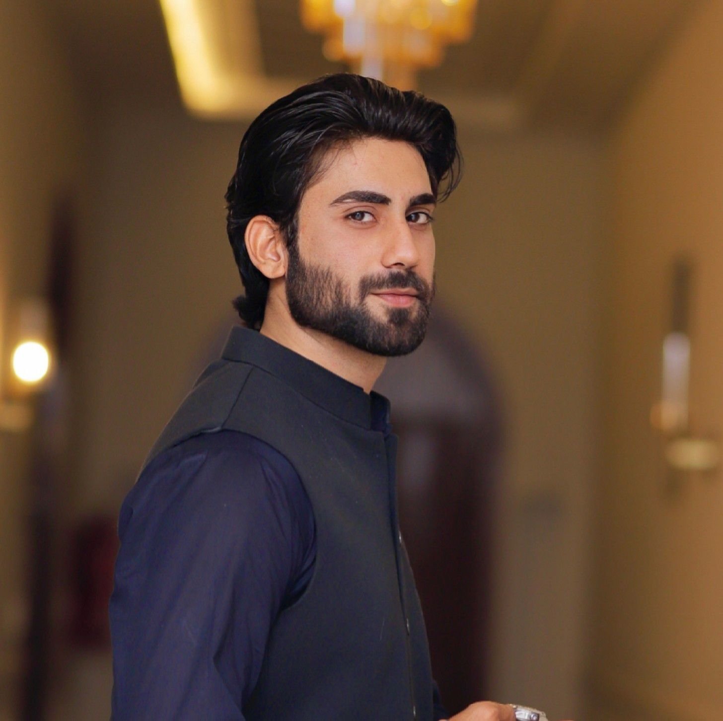 Walk #model | Shehriyar Leshari Blouch | Facebook