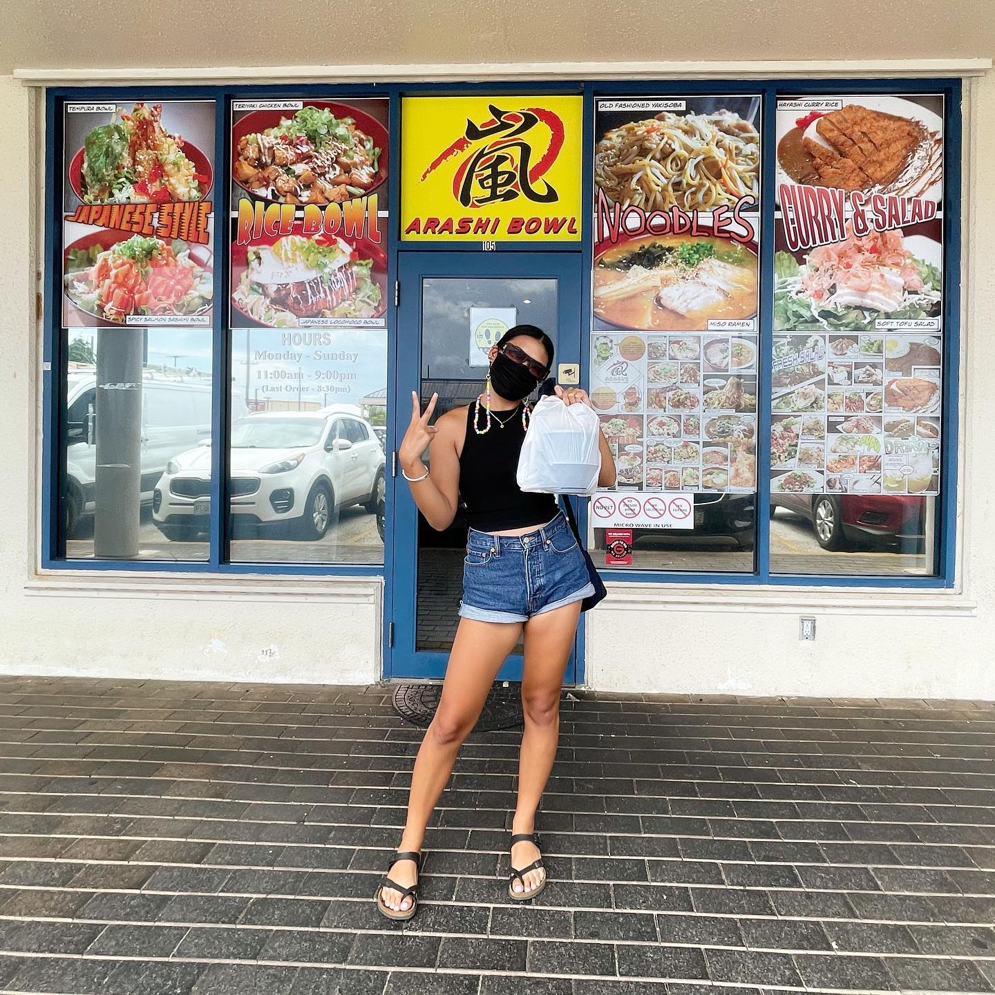 Compadres Mall - 👩‍🎤 Even Artists Gotta Eat! 🍣🥢...