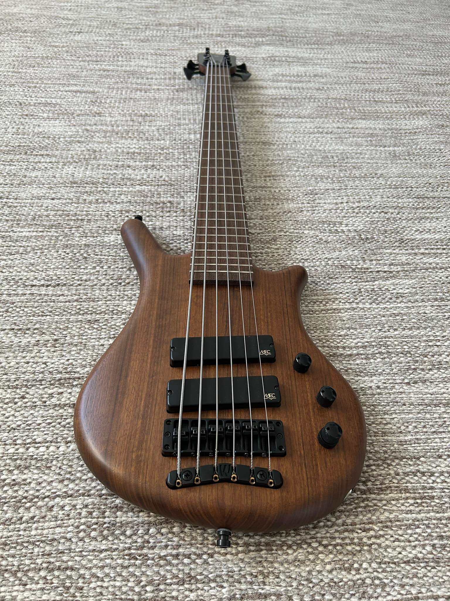 How to set wide string spacing on a 6-string Warwick bass