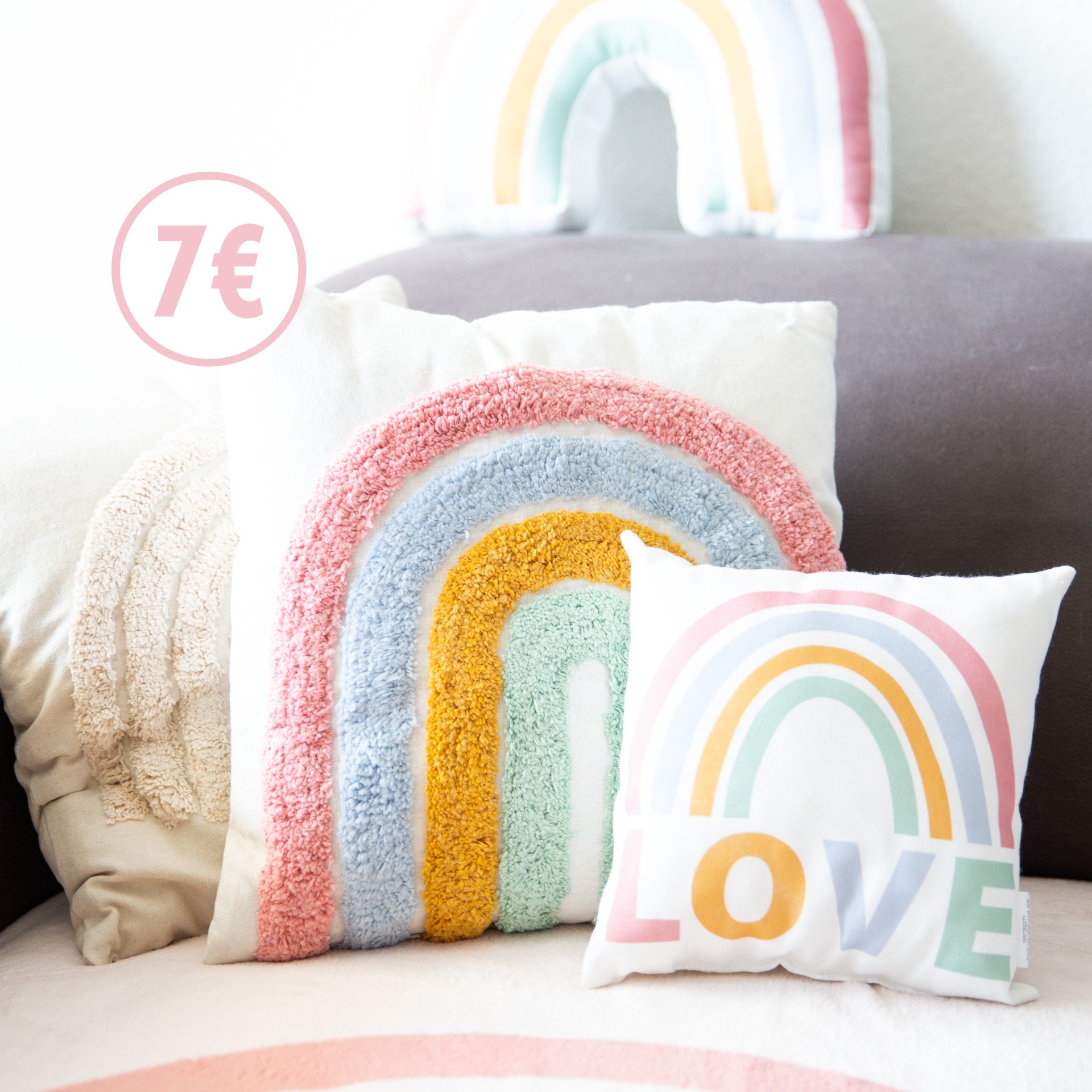 🌈 Jetzt wird's kuschlig 🌈 Perfekt für alle gemütlichen Situationen: unsere neue und vor allem flauschige Regenbogen-Kollektion macht den Tag durchaus bunter und komfortabler