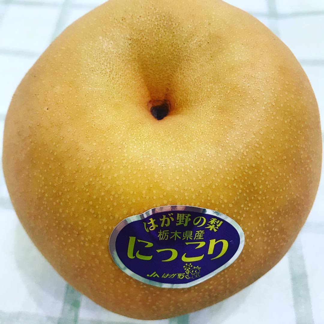 フルーツのウメダ - 【にっこり梨】 にっこりという名前は『日光』と『梨の読み り』を組み合わせたそうです。大型の梨で肉質は緻密で甘みが強く ...