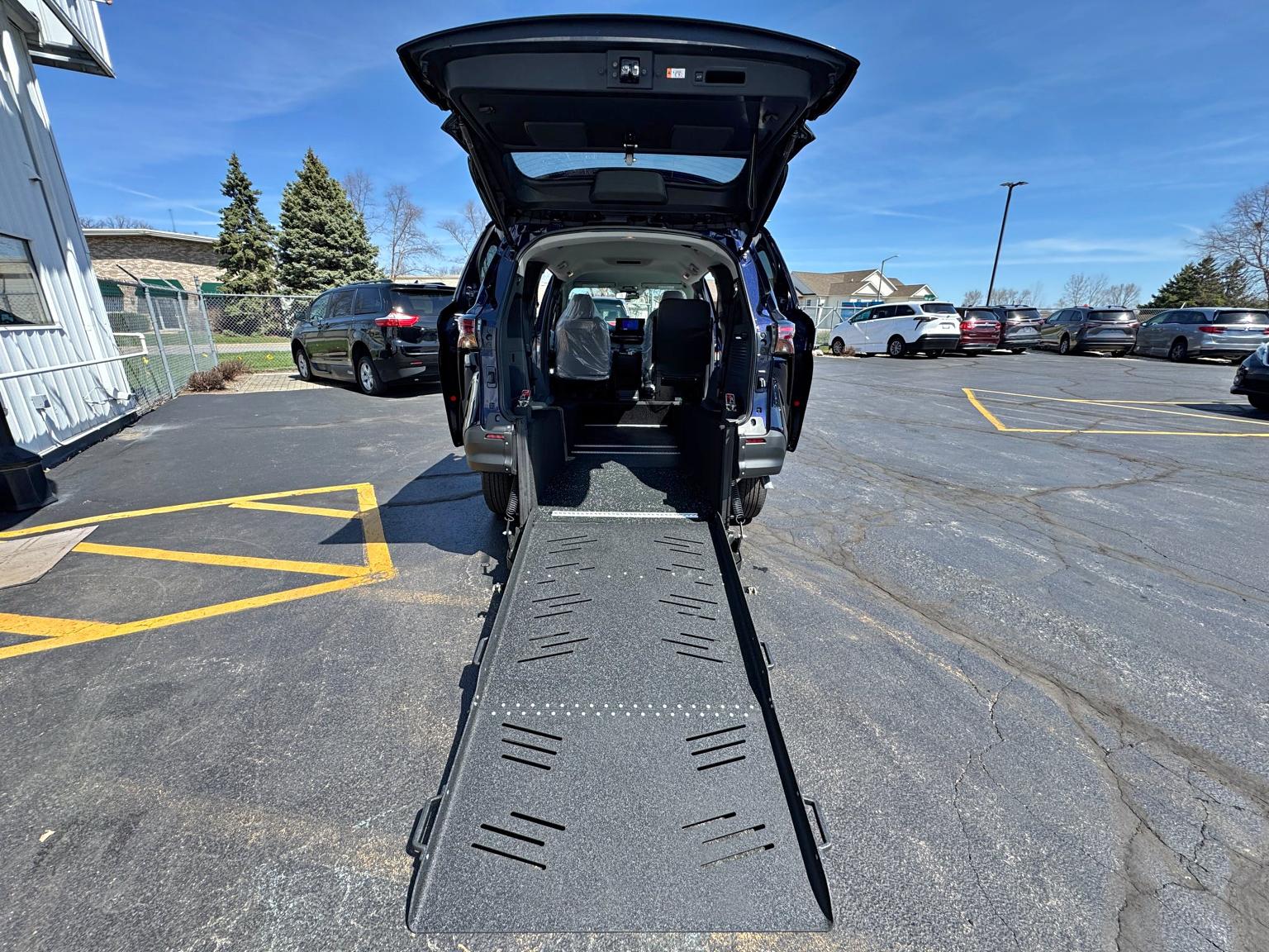2026 Toyota sienna le vantage mobility rear entry manual fold-out ramp ...