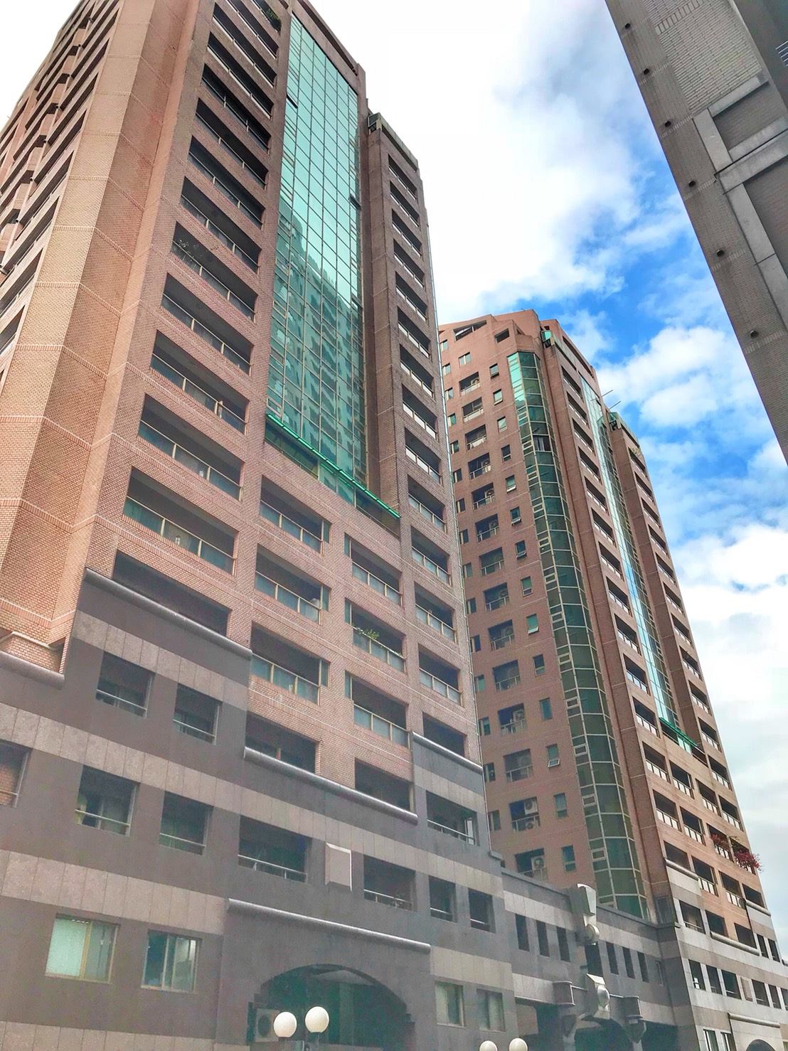 盛吉房屋 東海僑福花園大廈 稀有店辦 90坪 平面車位 月租68000元 Facebook