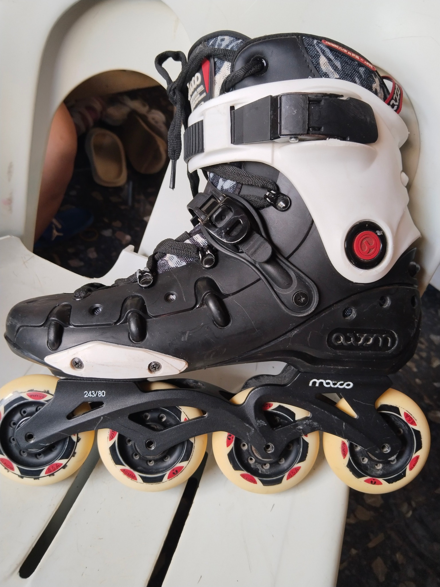 ROLLER SKATE