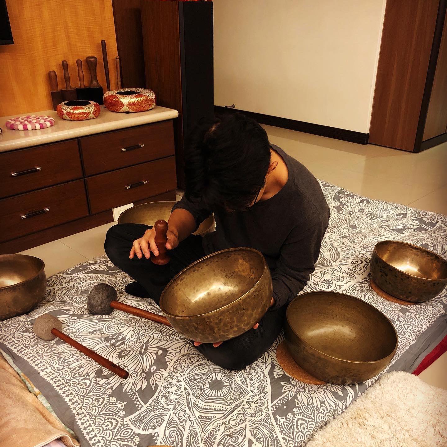 無心敲缽互助會 - 優質頌缽的廣義條件(下篇)修正版V.2 2. 接觸式療癒 (Bowl Massage)...