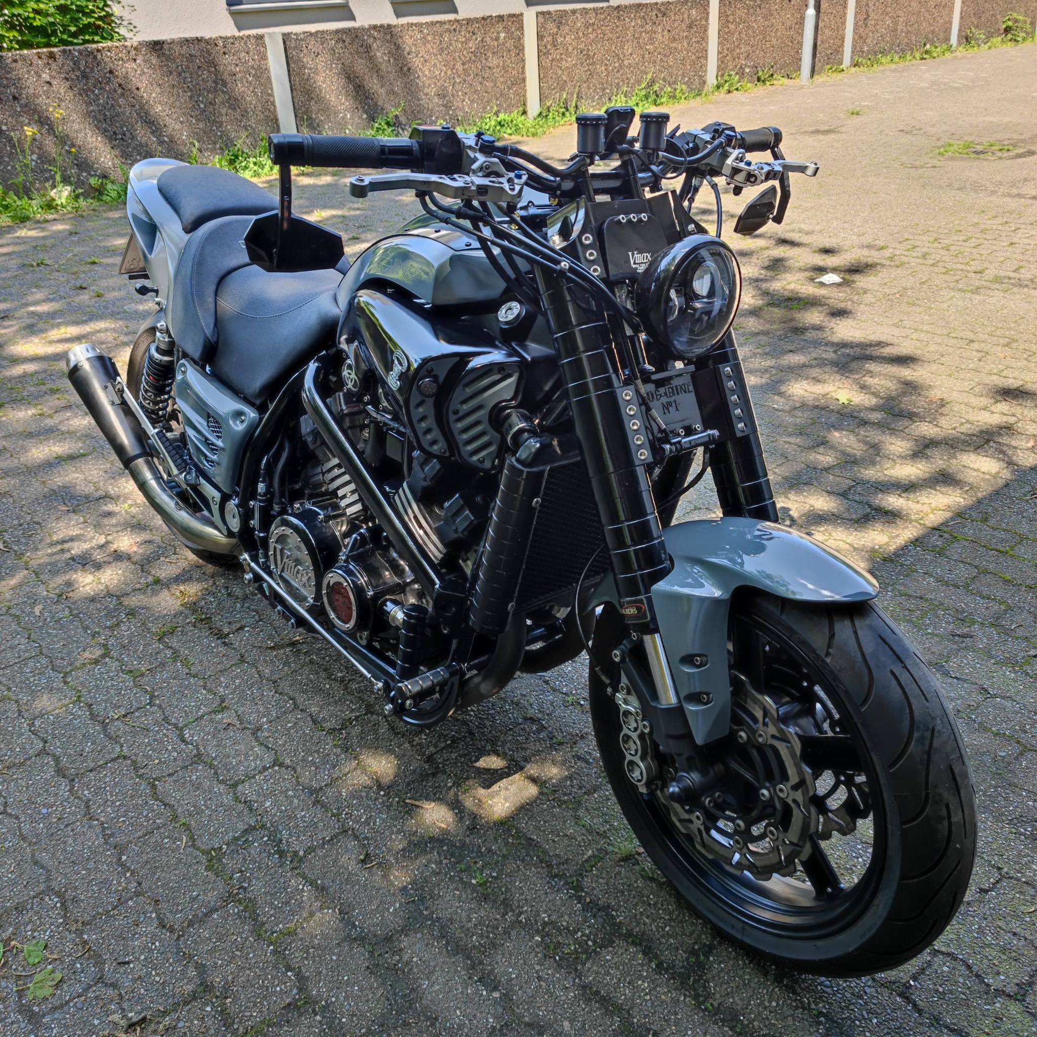 助けてください。 新しくvmaxを買ったので自分でメンテナンスしたいん 