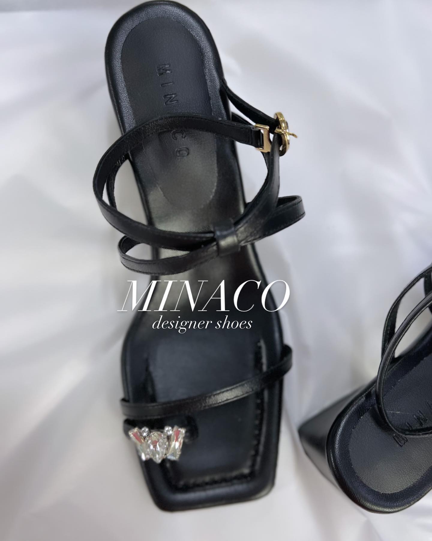 Minaco - 미나코 크리스탈 장식 쪼리 블랙 컬러 참고해주세요!! 메인 컬러들 보다 블랙 컬러 주문이... | Facebook