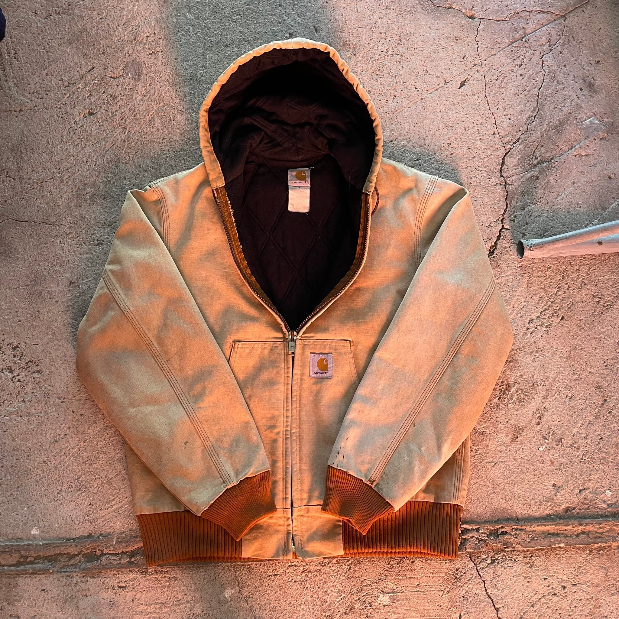 For sale carhartt active jacket J68 BRK (halos same ng kulay ng 
