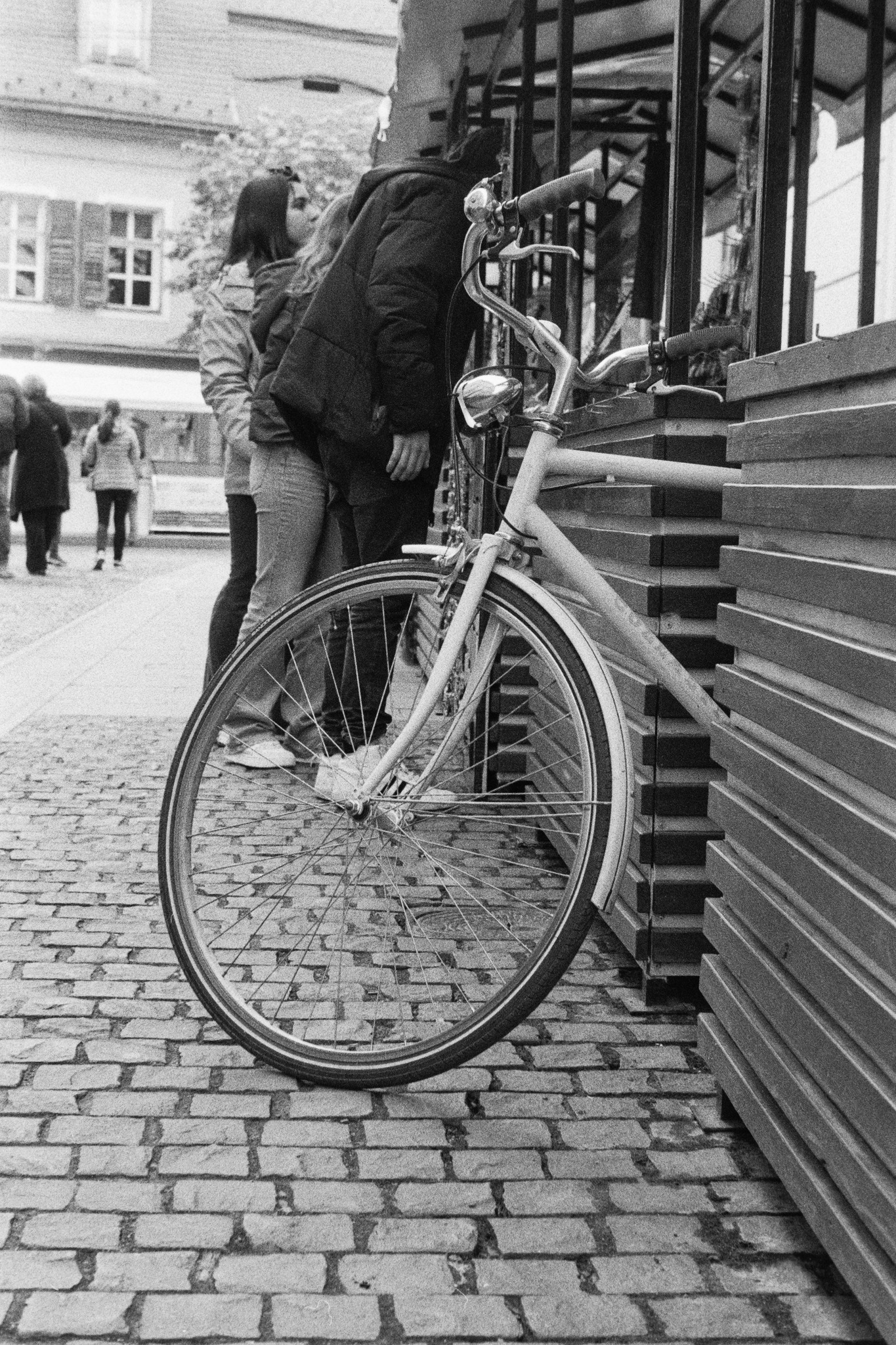 bycicle sneaking around Sibiu RO Voigtlander Vito CLR (50mm f/2.8