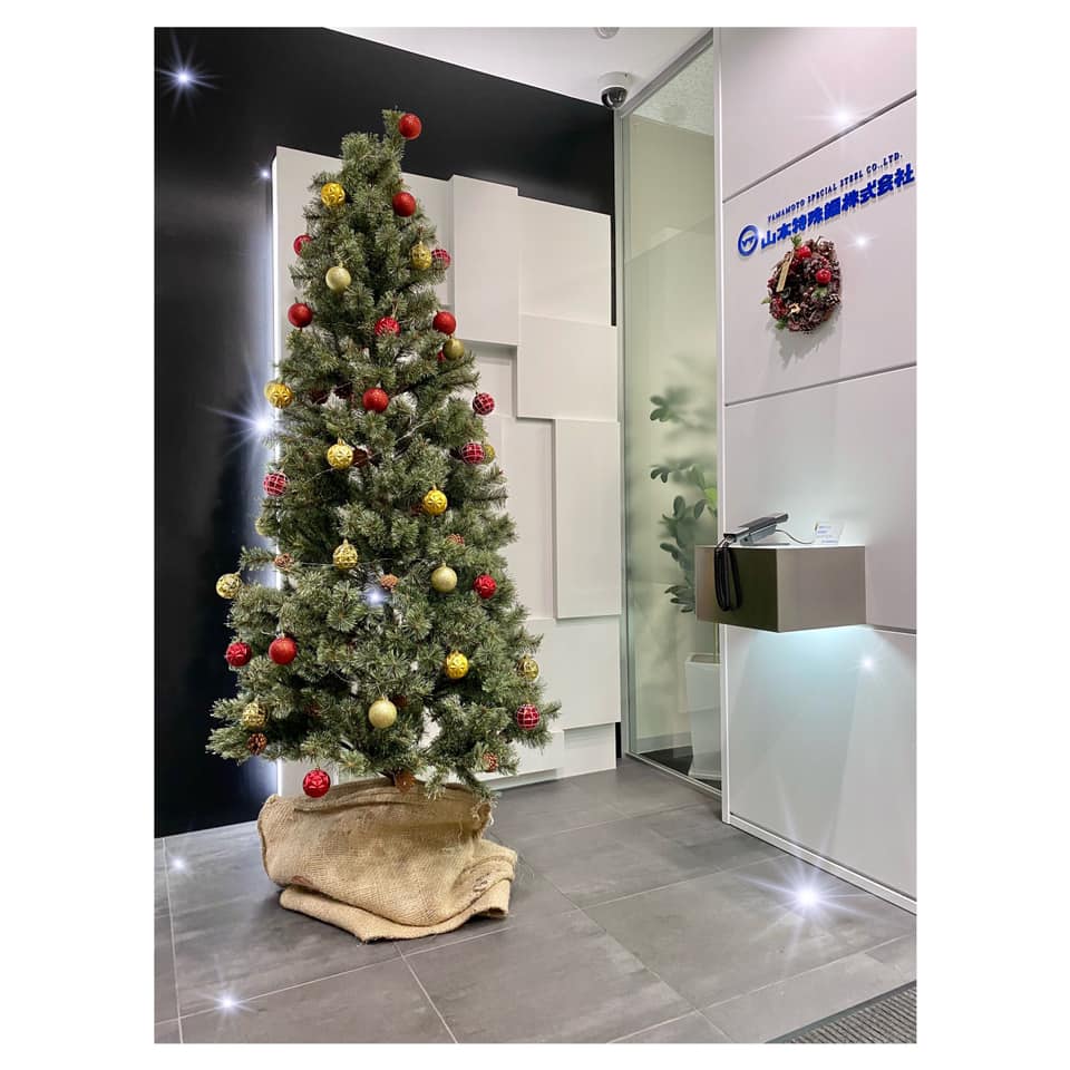 少し早いですが、クリスマスツリーの飾り付けを行いました。 一足早い