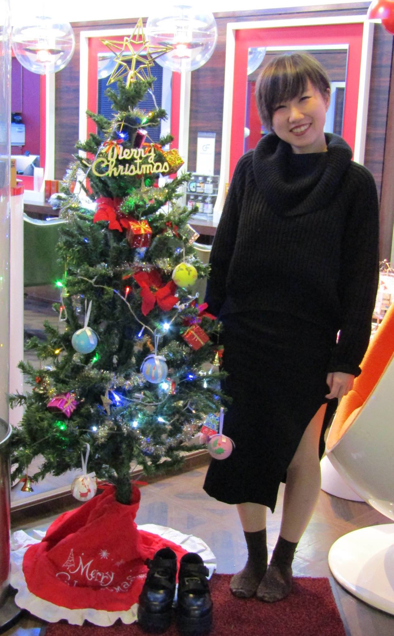 12月になったので お店がクリスマス仕様になりました Rave Action And Hair 高円寺店 Facebook