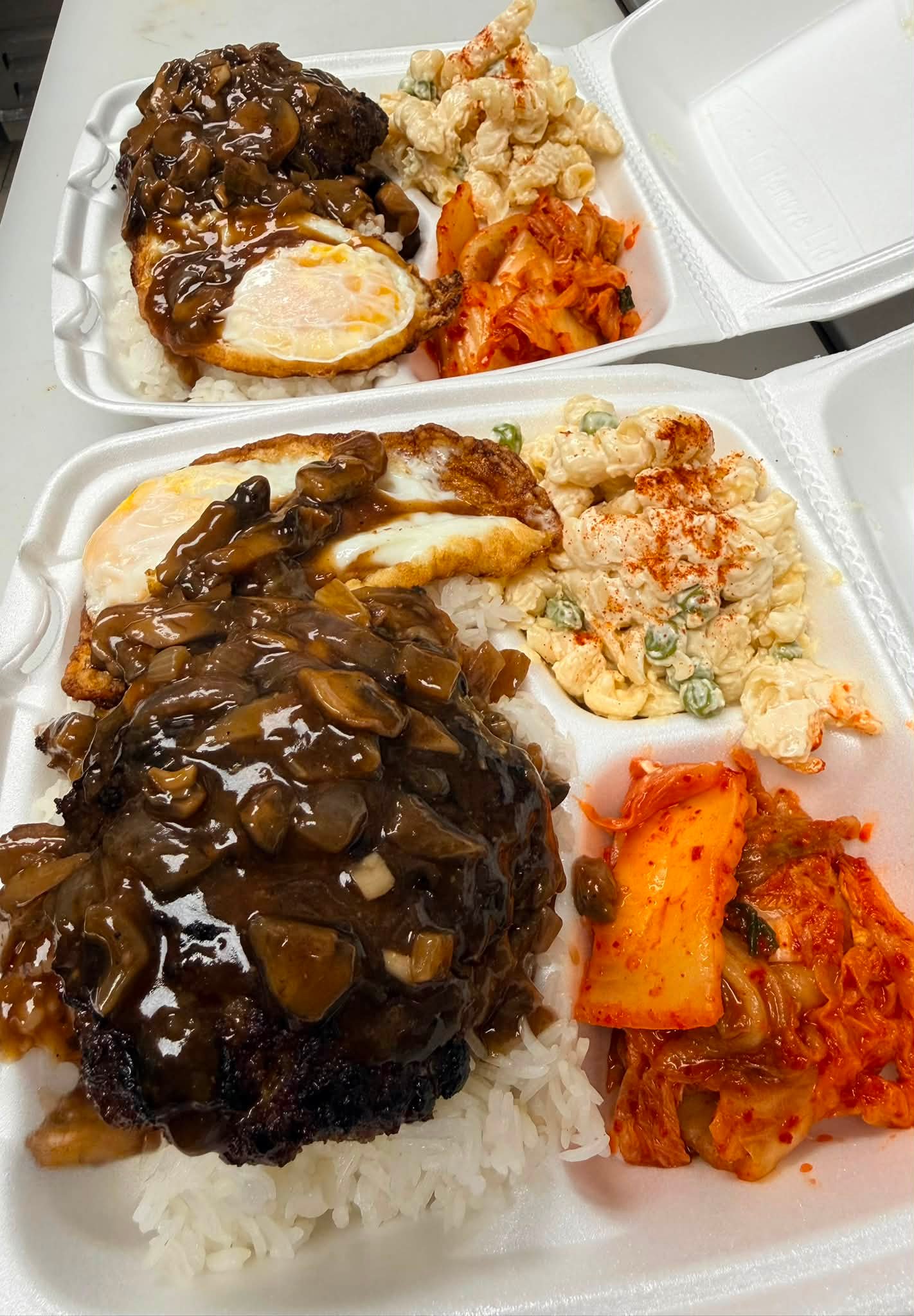 2PM プレート Loco Moco and Spam Musubi special at a Madison restaurant