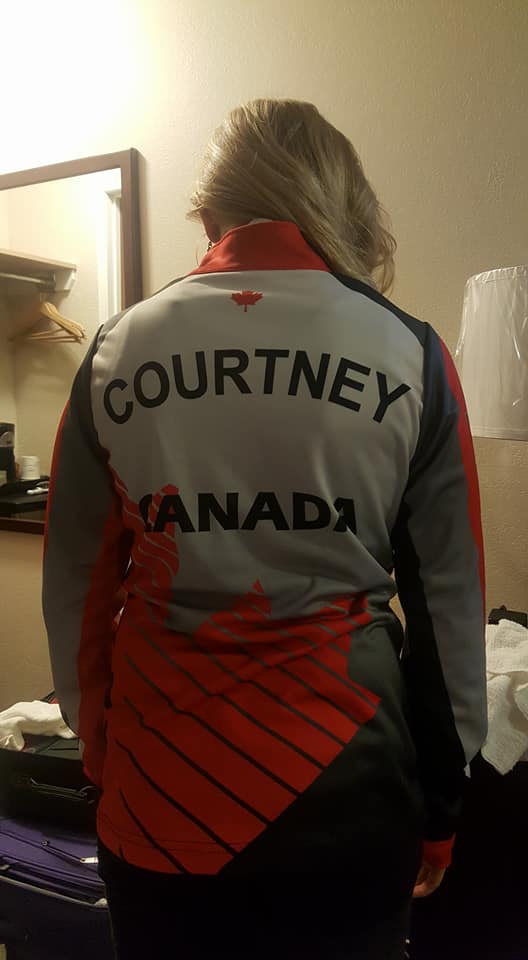 Denne trøje fik hun af Joanne Courtney efter de fik tage billed sammen ...