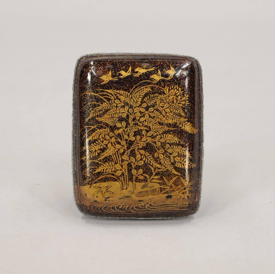 秋草錫縁蒔絵香合 6.5×8×3 蓋甲には流水に浮かぶ土坡に笹を植え
