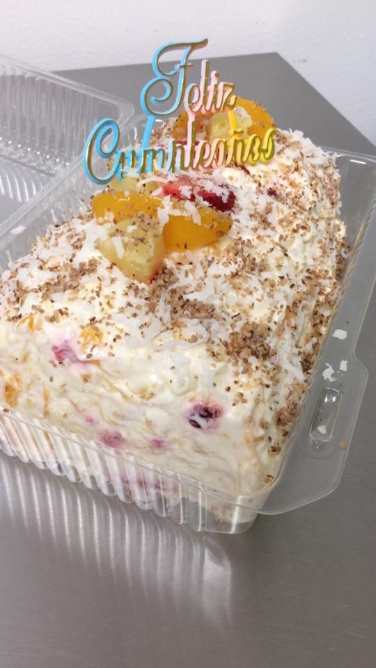La especialidad de la casa🍓🍑🍒🍍... - Frutti Rollo Cake Shop | Facebook